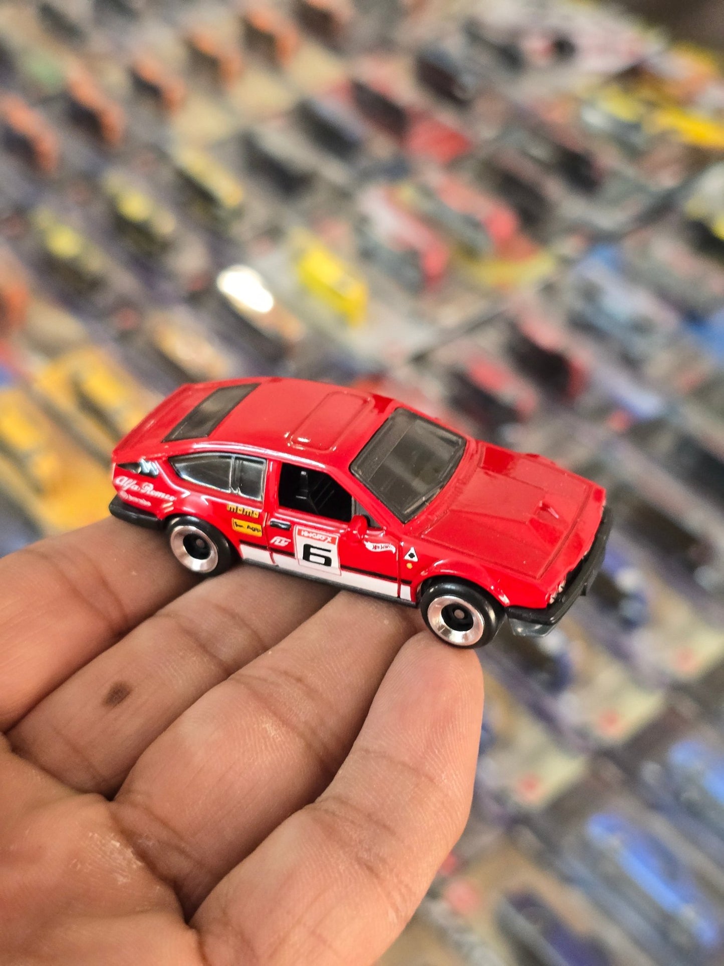 Hot Wheels Alfa Romeo GTV6 3.0 - Red (Uncarded) - Kinder Logs
