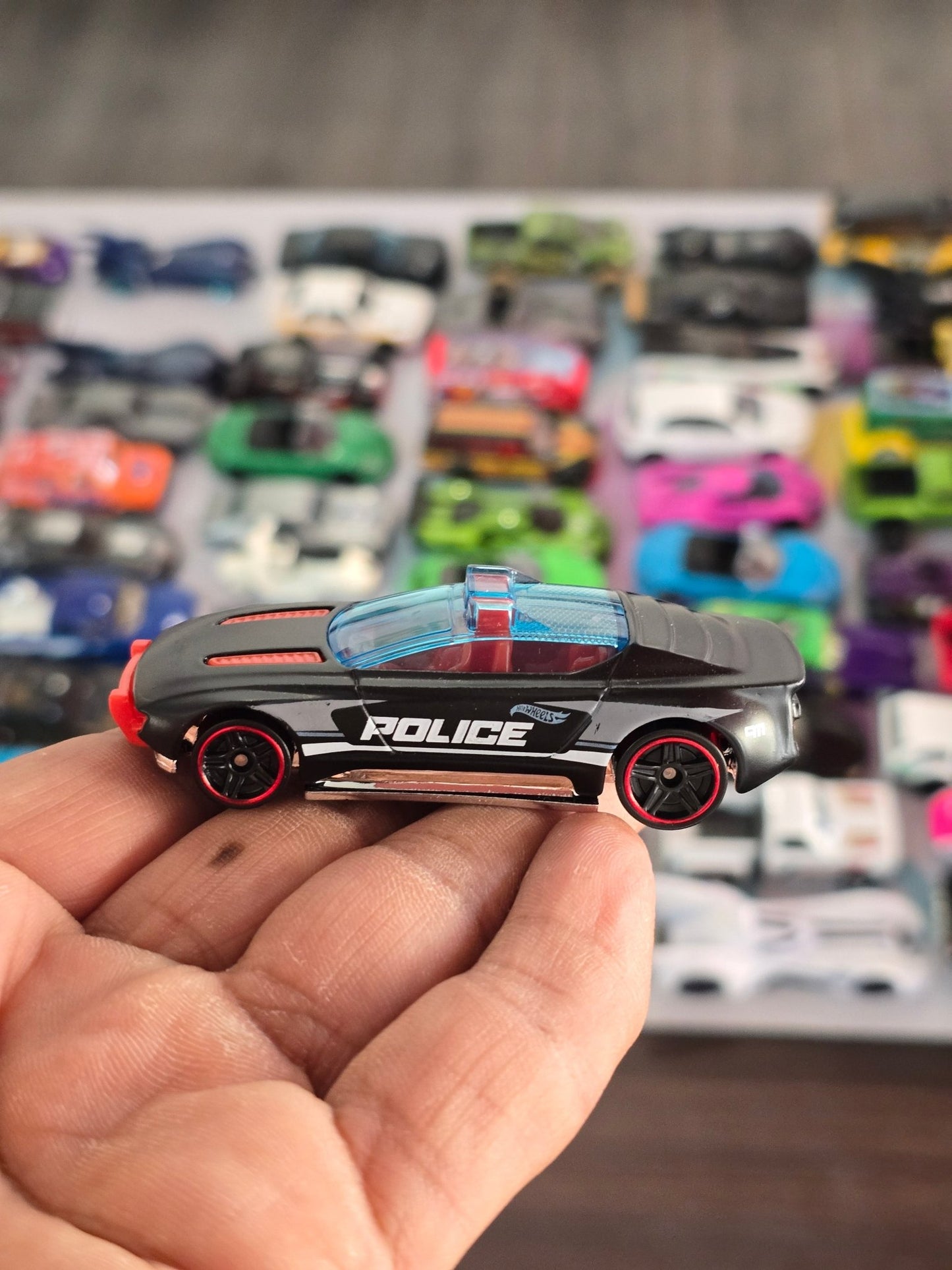 Hot Wheels Alpha Pursuit Police Car - Kinder Logs