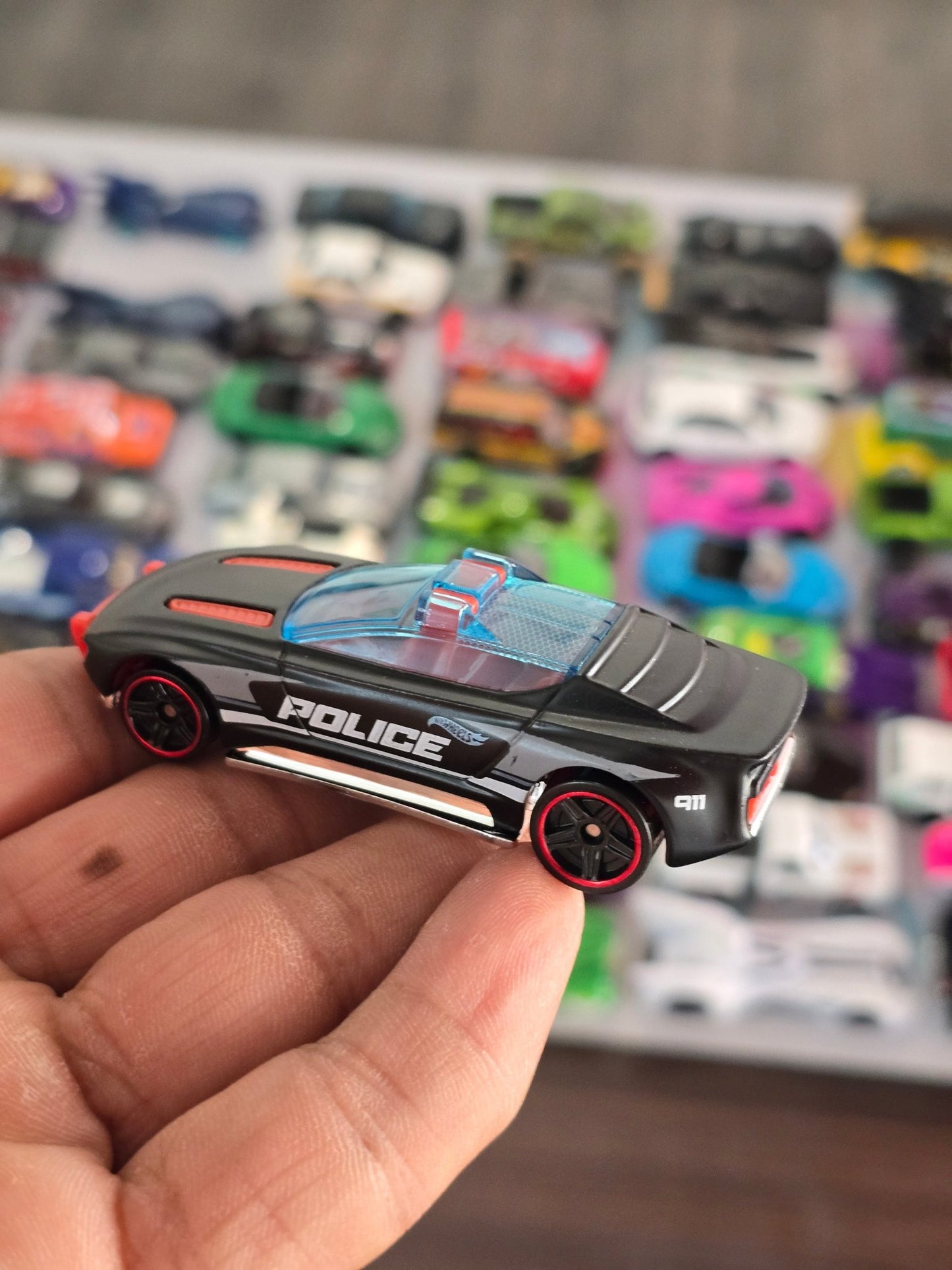 Hot Wheels Alpha Pursuit Police Car - Kinder Logs