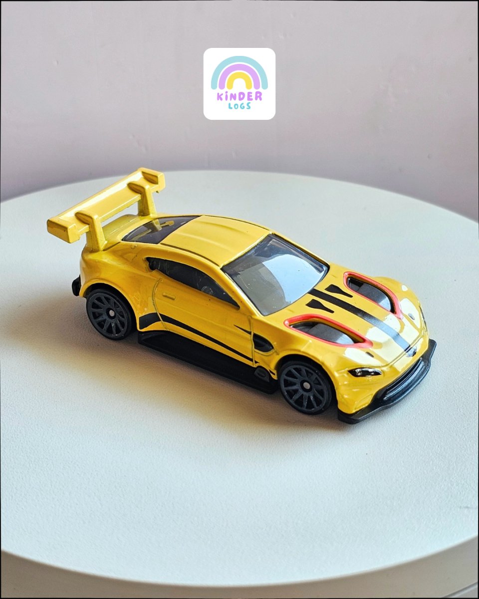 Hot Wheels Aston Martin Vantage GTE (Uncarded) - Kinder Logs
