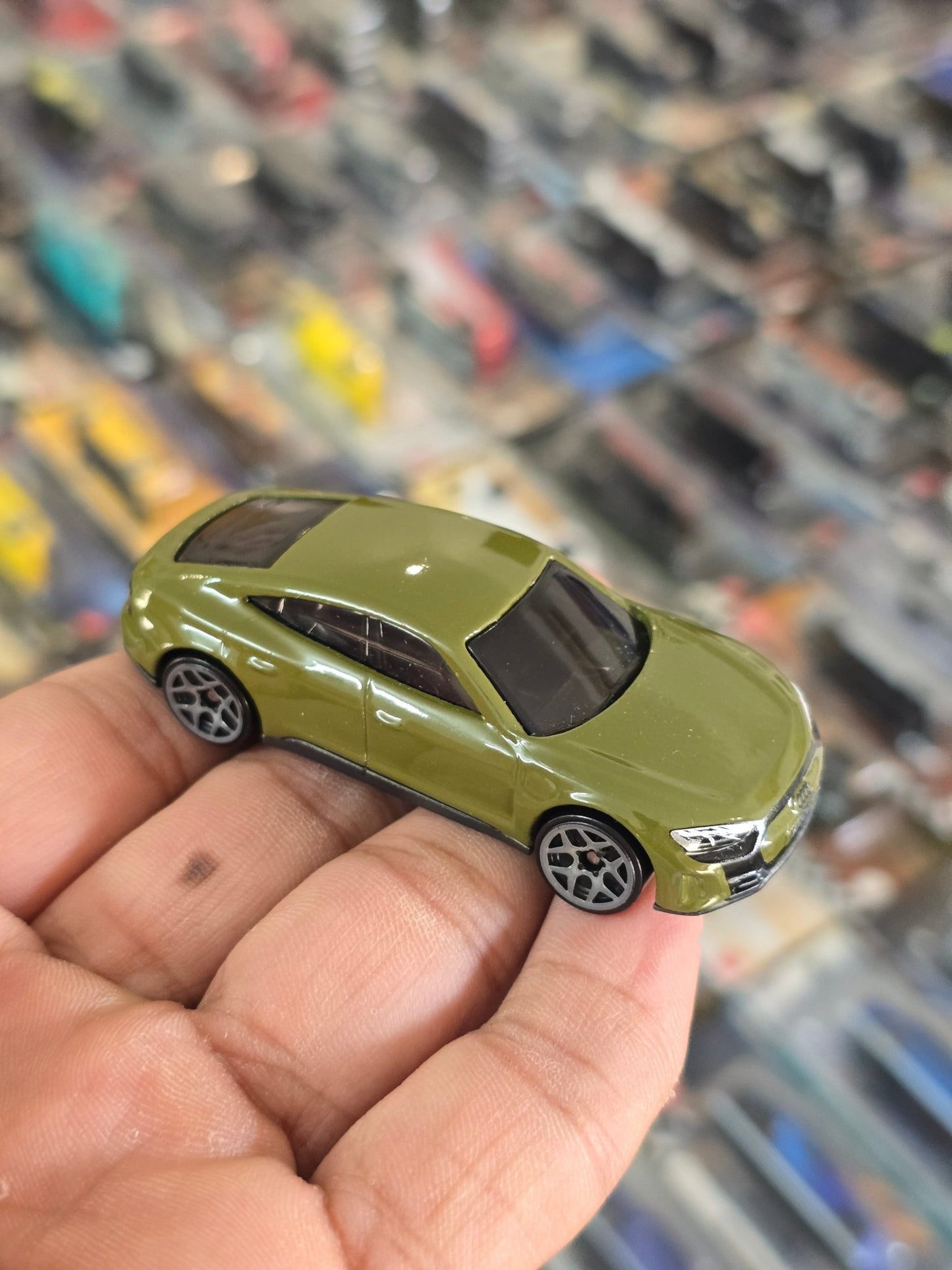Hot Wheels Audi RS e - Tron GT - Rare Green Color (Uncarded) - Kinder Logs