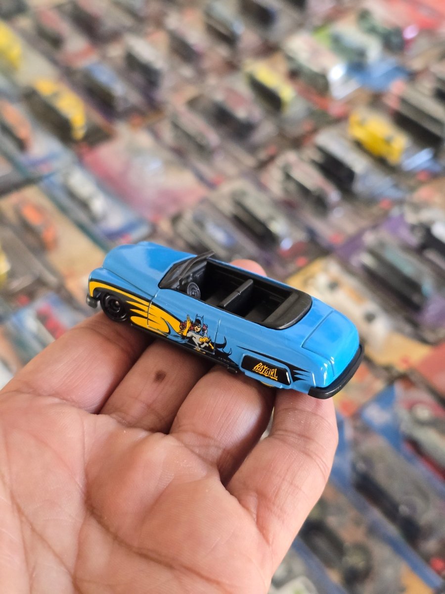 Hot Wheels Batman Series Batgirl Car (Uncarded) - Kinder Logs
