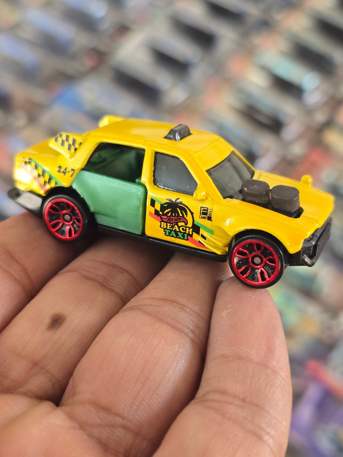 Hot Wheels Beach Taxi (Uncarded) - Kinder Logs
