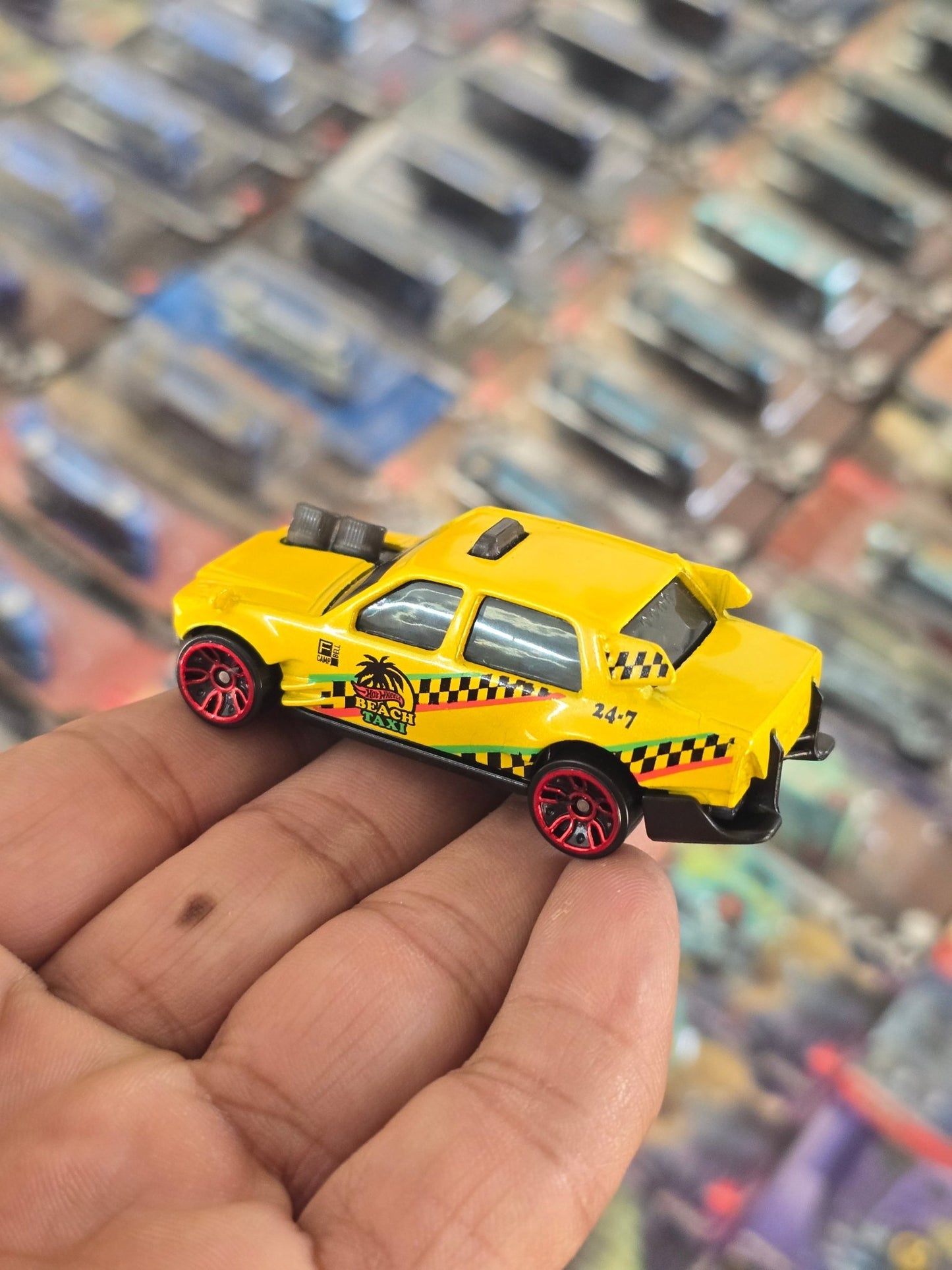 Hot Wheels Beach Taxi (Uncarded) - Kinder Logs