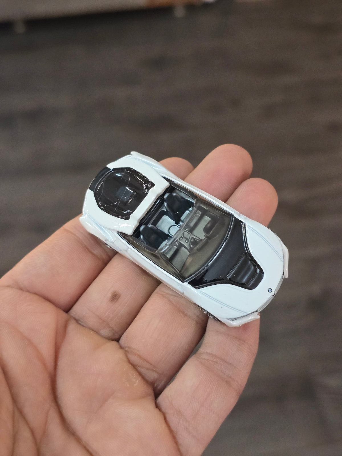 Hot Wheels BMW i8 Roadster - Hybrid Speed (Uncarded - New) - Kinder Logs