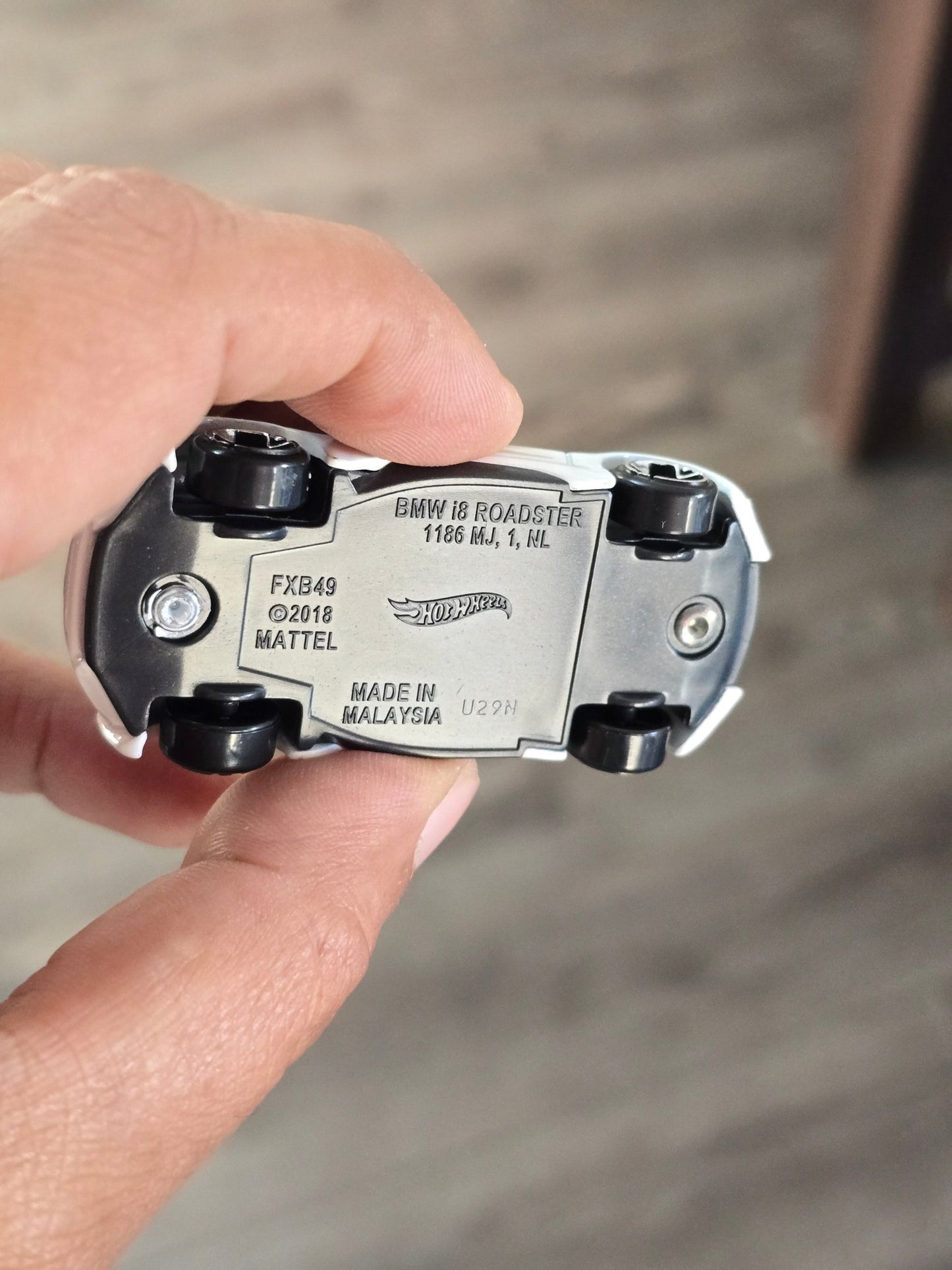 Hot Wheels BMW i8 Roadster - Hybrid Speed (Uncarded - New) - Kinder Logs