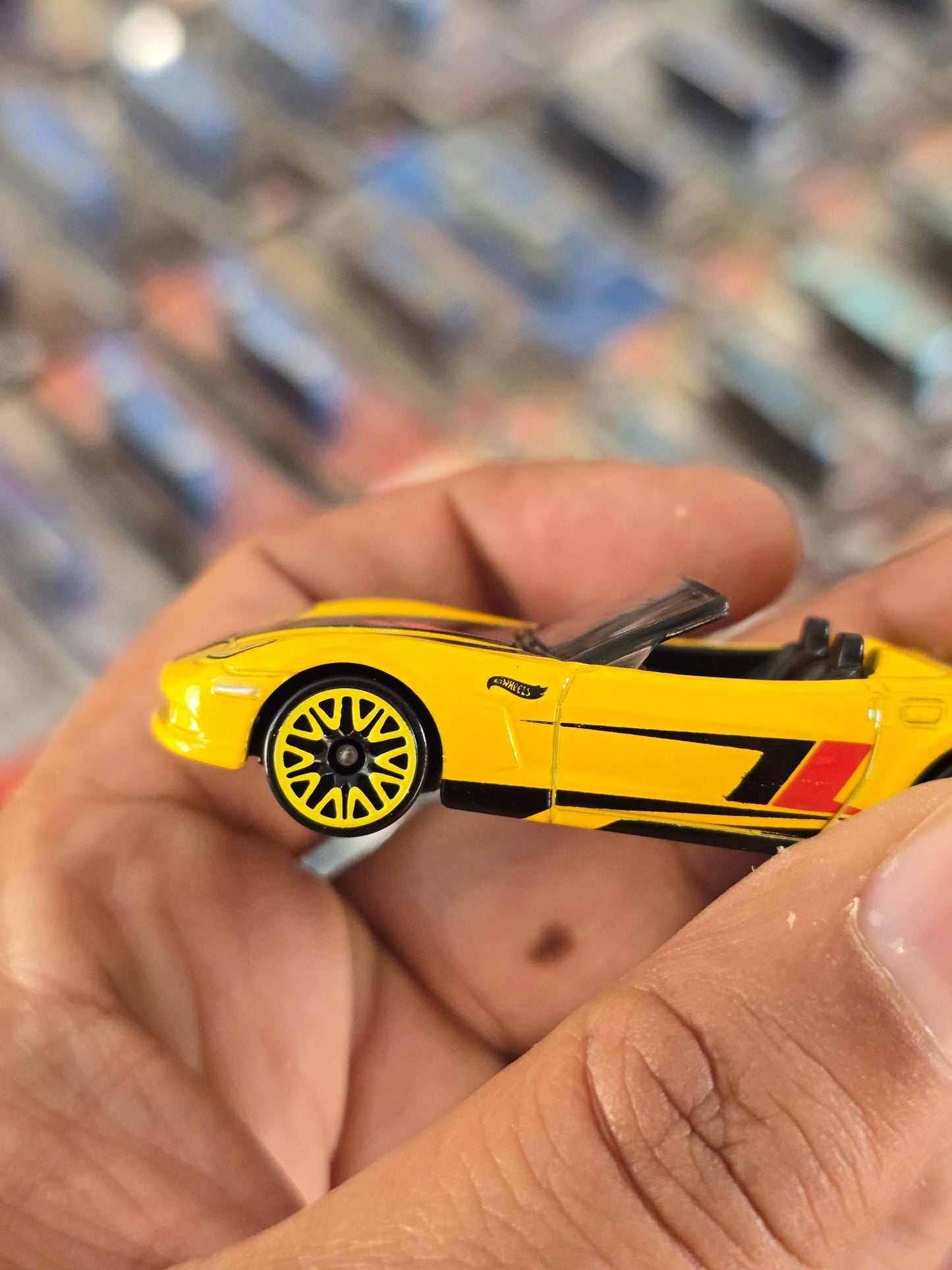 Hot Wheels Chevrolet Corvette C6 - Yellow (Uncarded) - Kinder Logs