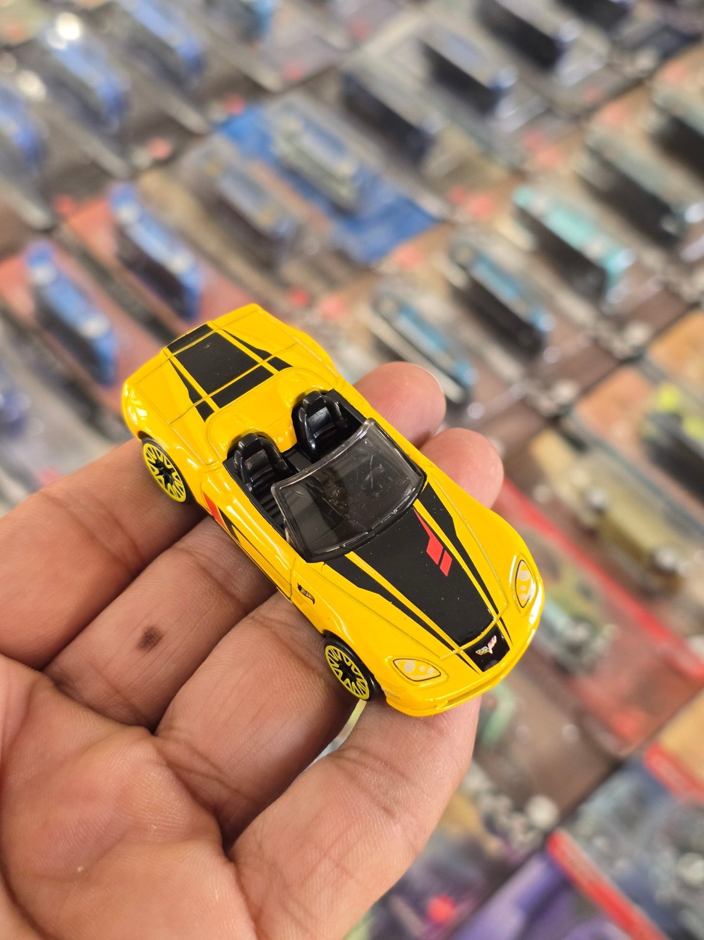 Hot Wheels Chevrolet Corvette C6 - Yellow (Uncarded) - Kinder Logs