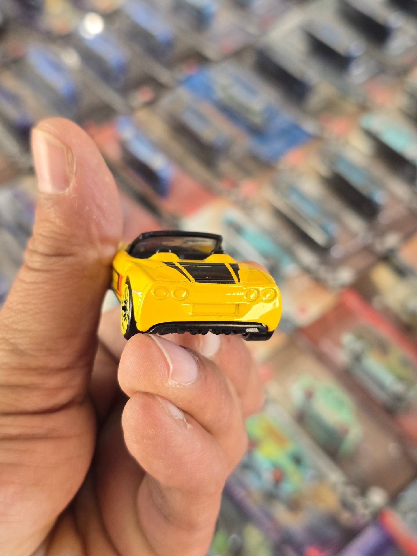 Hot Wheels Chevrolet Corvette C6 - Yellow (Uncarded) - Kinder Logs