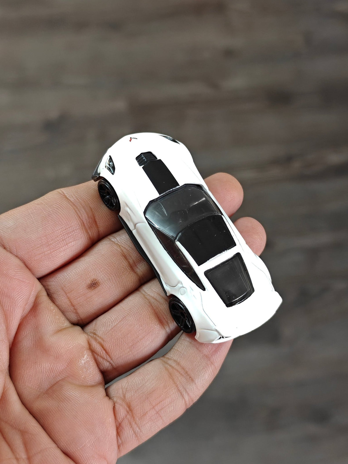 Hot Wheels Chevrolet Corvette C7 Z06 - White (Uncarded - New) - Kinder Logs