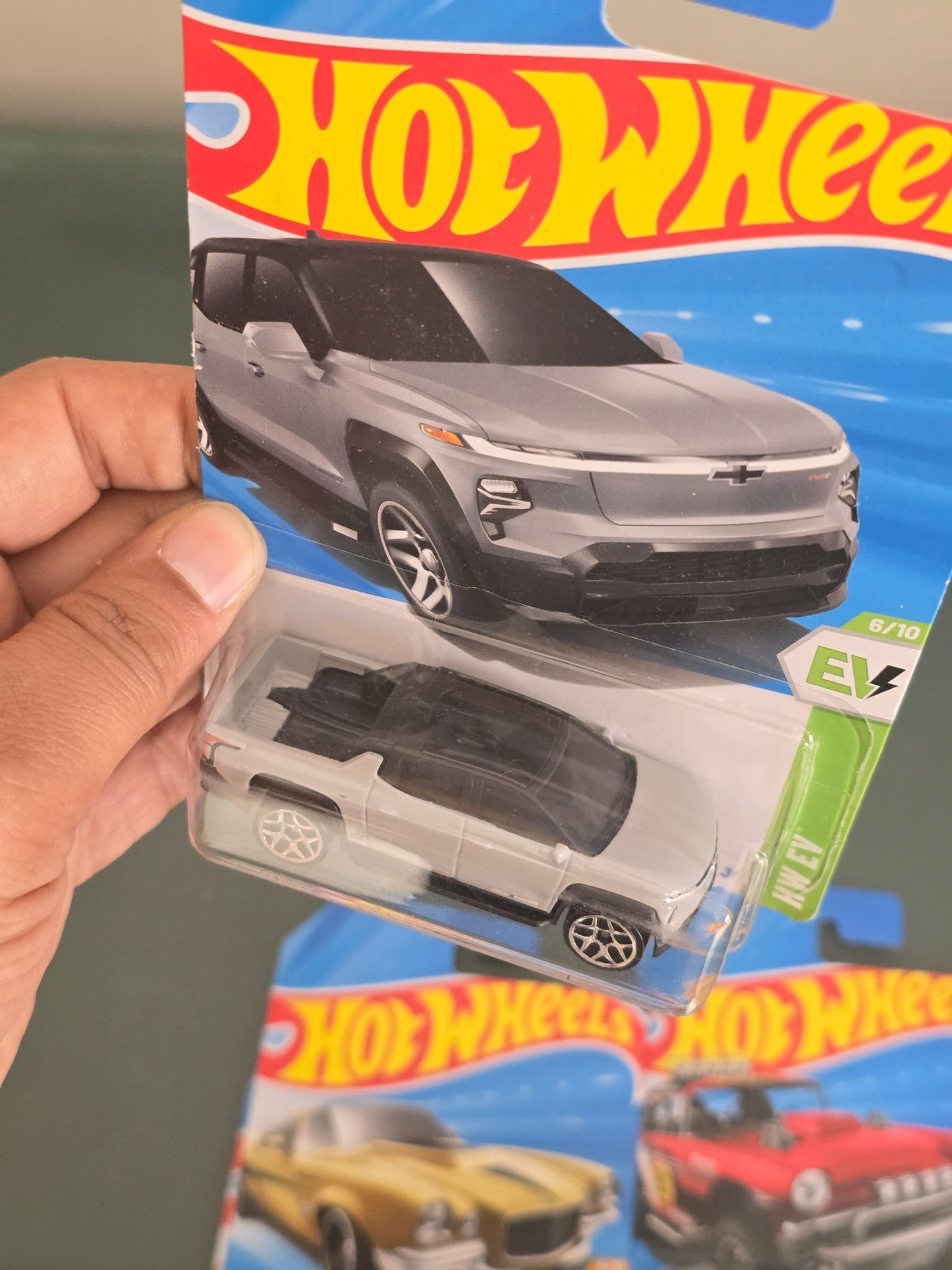 Hot Wheels Chevrolet Silverado EV RST - Grey (Imported) - Kinder Logs
