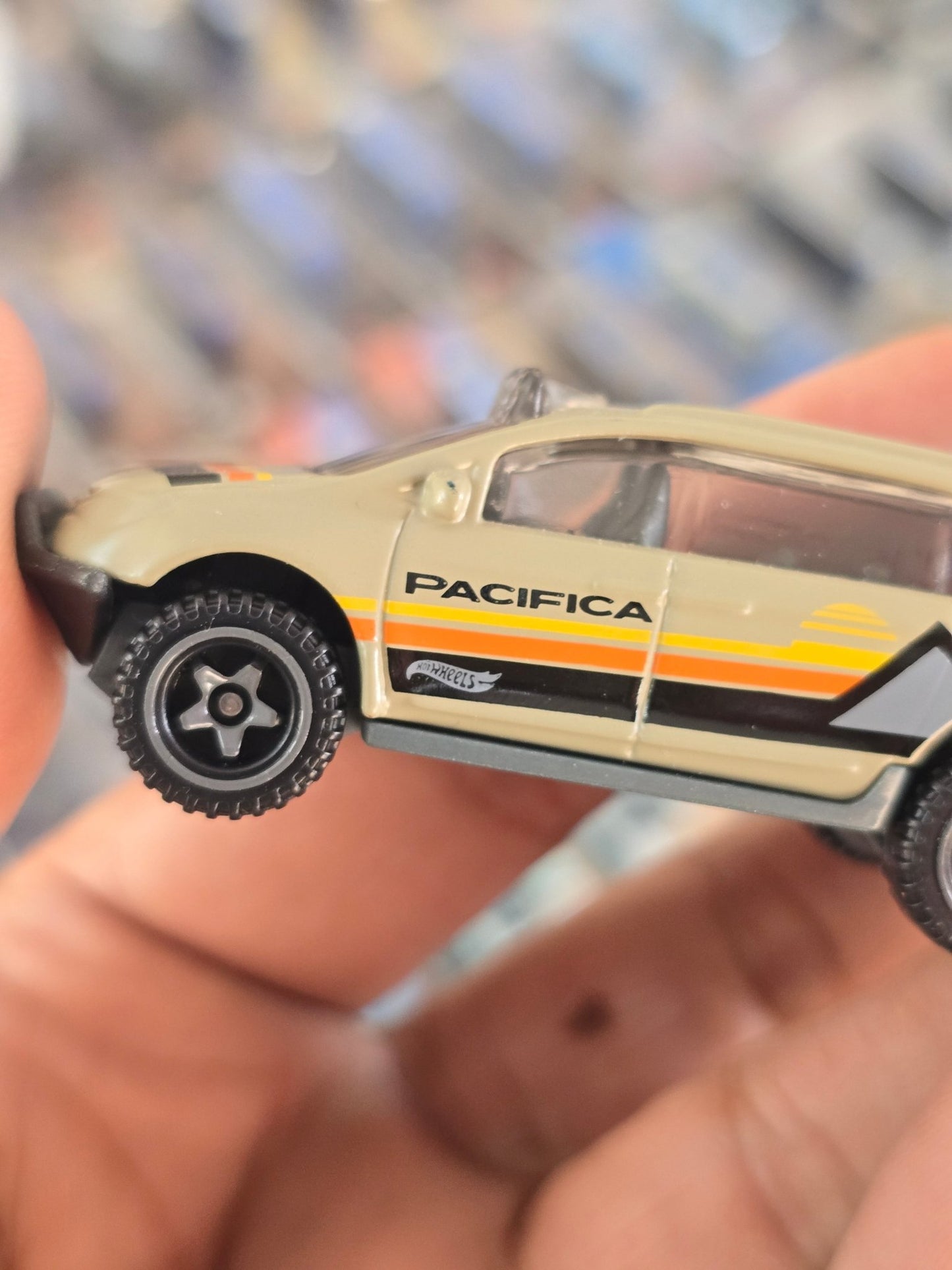 Hot Wheels Chrysler Pacifica Van (Uncarded) - Kinder Logs