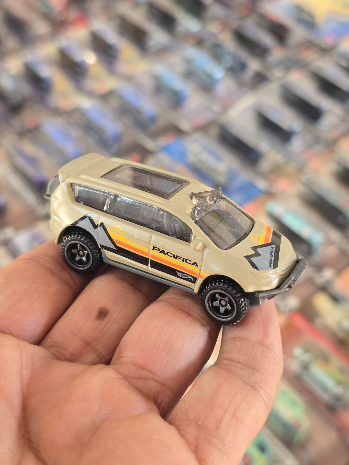Hot Wheels Chrysler Pacifica Van (Uncarded) - Kinder Logs