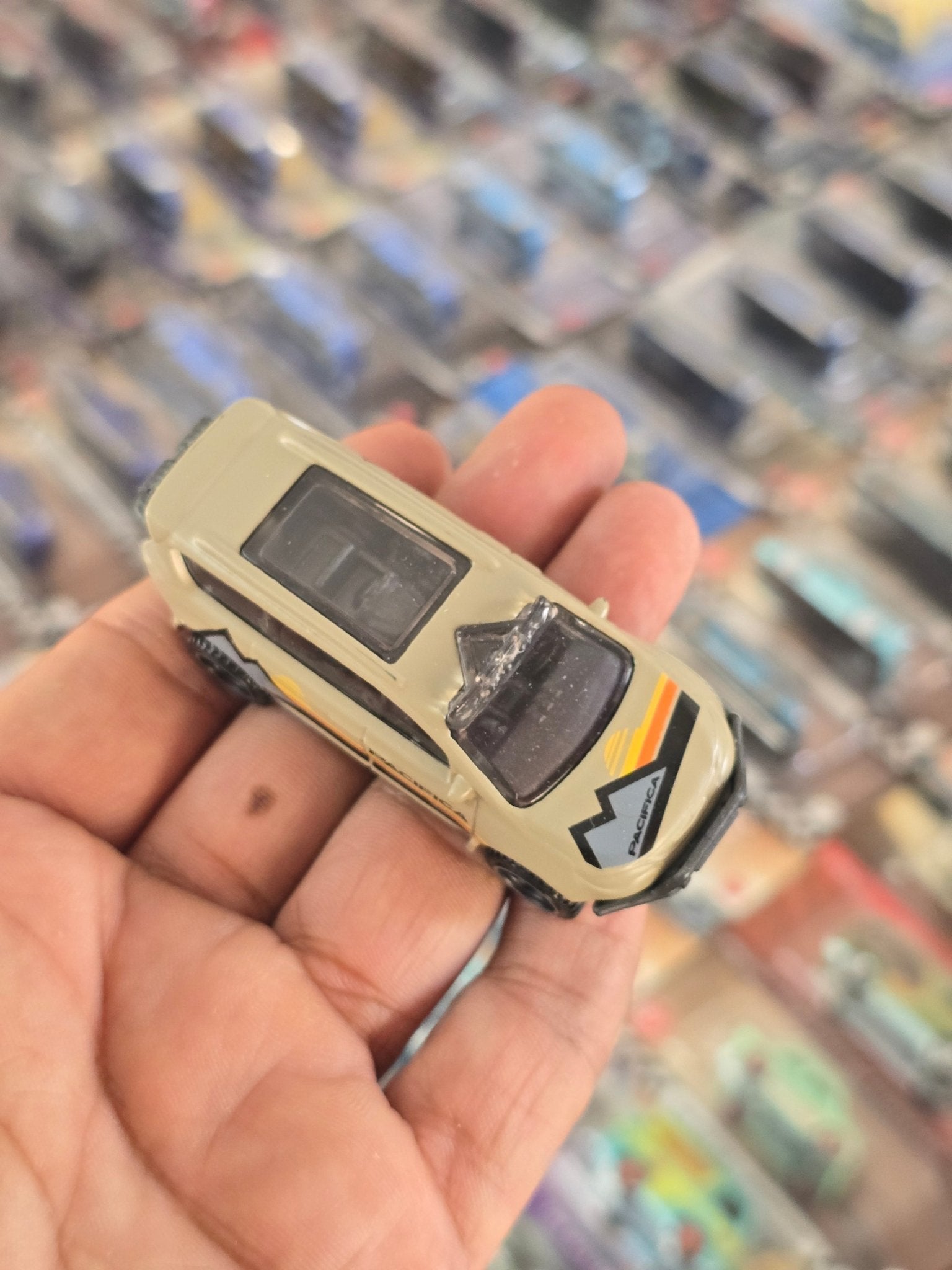 Hot Wheels Chrysler Pacifica Van (Uncarded) - Kinder Logs