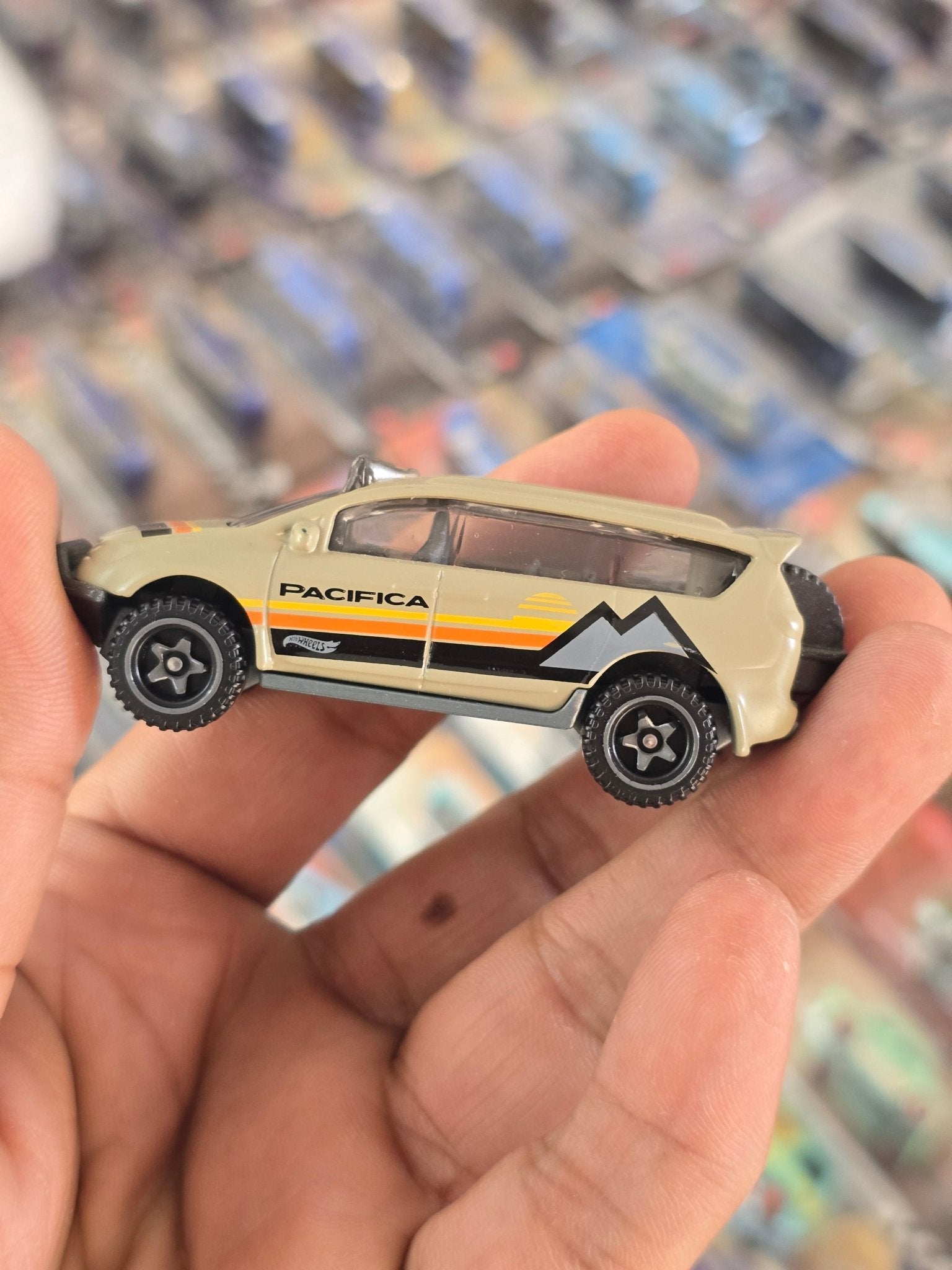 Hot Wheels Chrysler Pacifica Van (Uncarded) - Kinder Logs