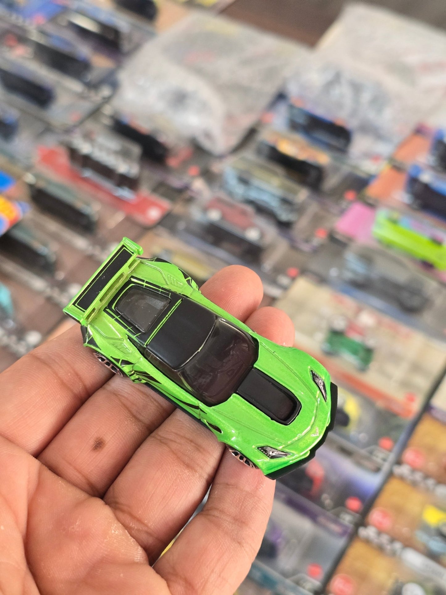 Hot Wheels Corvette C7.R Transformers - Green (Uncarded) - Kinder Logs