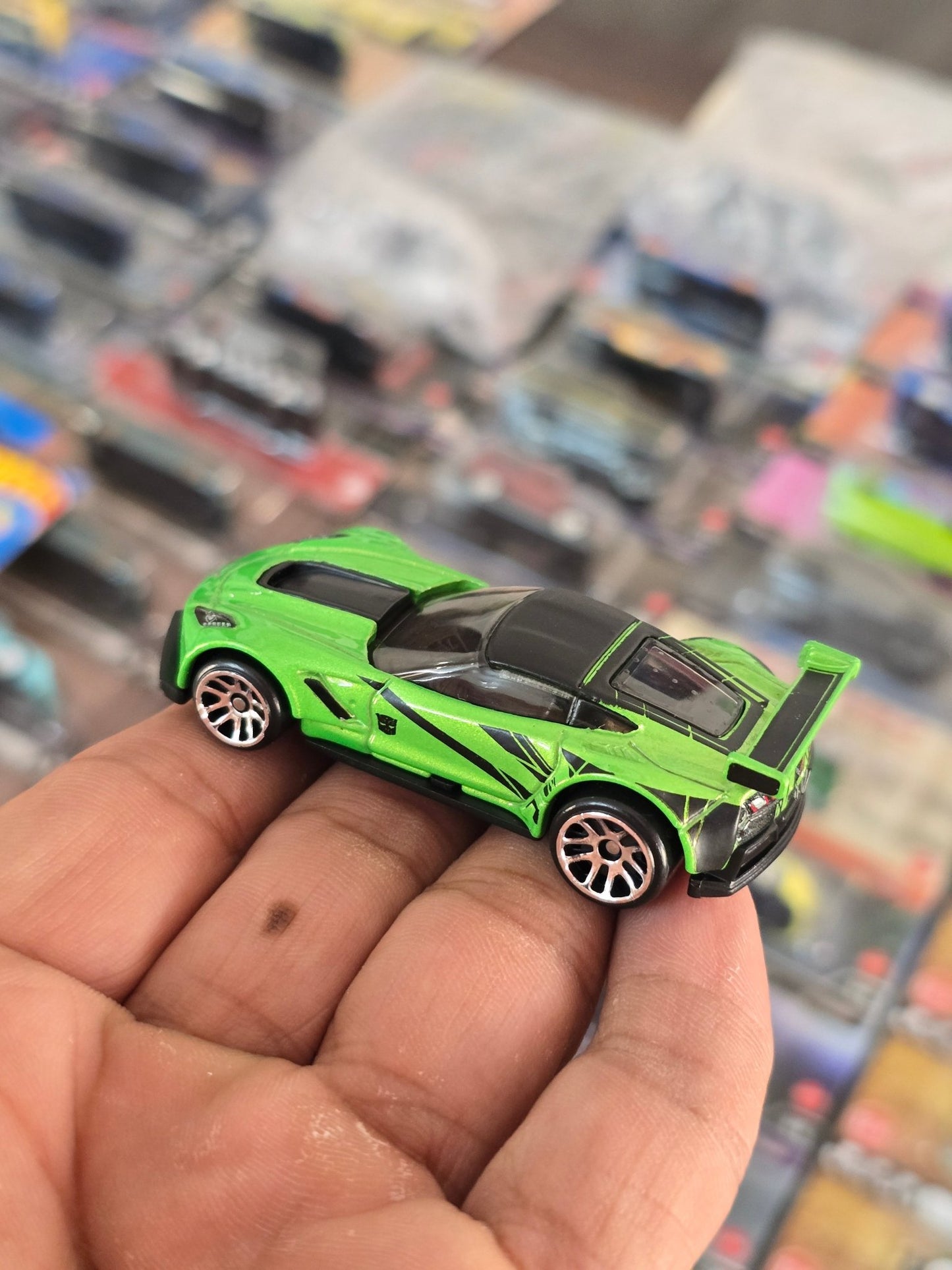 Hot Wheels Corvette C7.R Transformers - Green (Uncarded) - Kinder Logs
