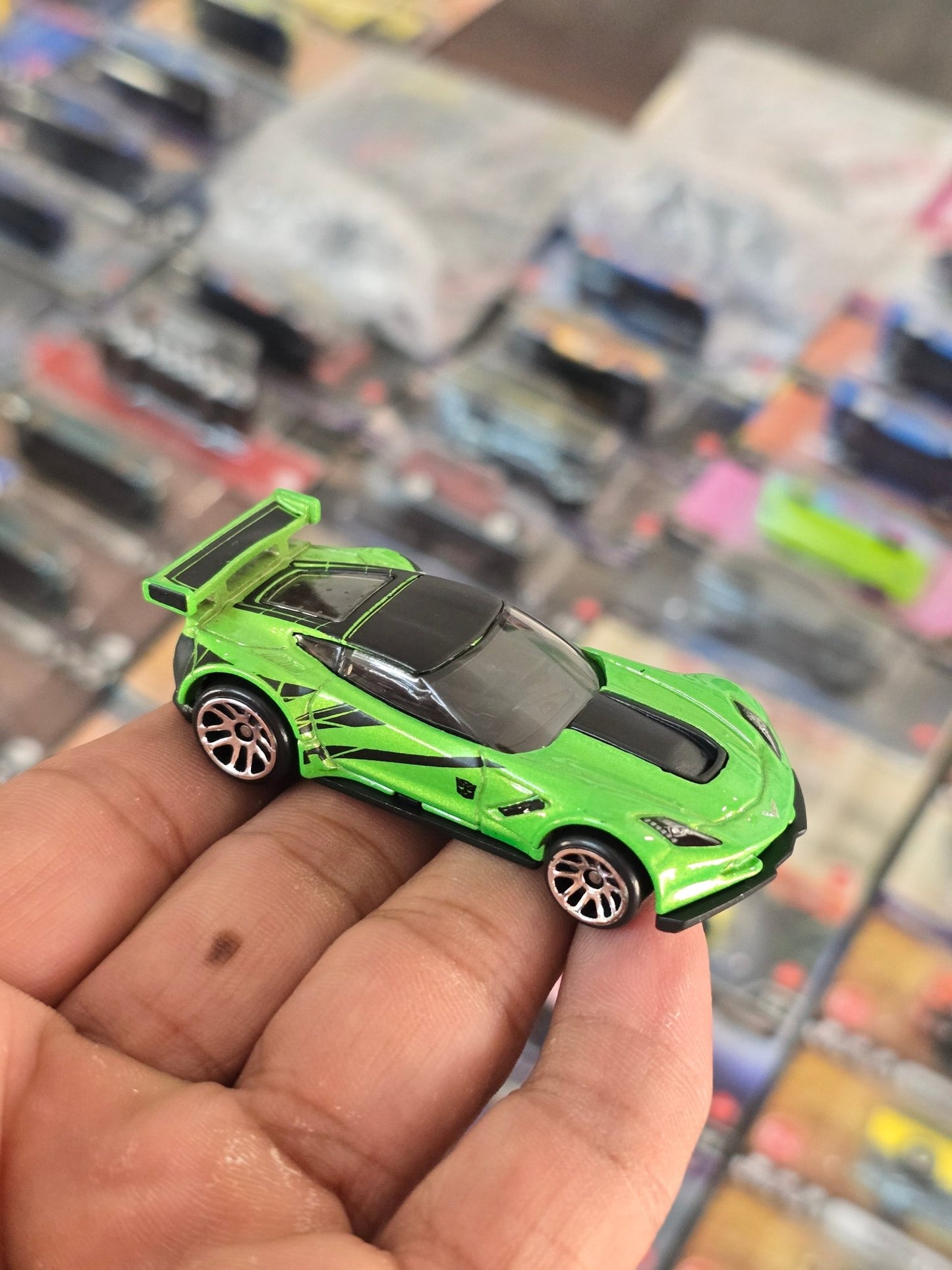 Hot Wheels Corvette C7.R Transformers - Green (Uncarded) - Kinder Logs