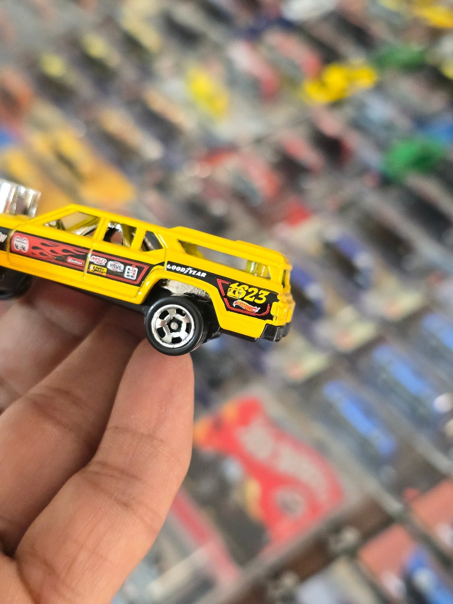 Hot Wheels Cruise Bruiser - Yellow (Uncarded) - Kinder Logs