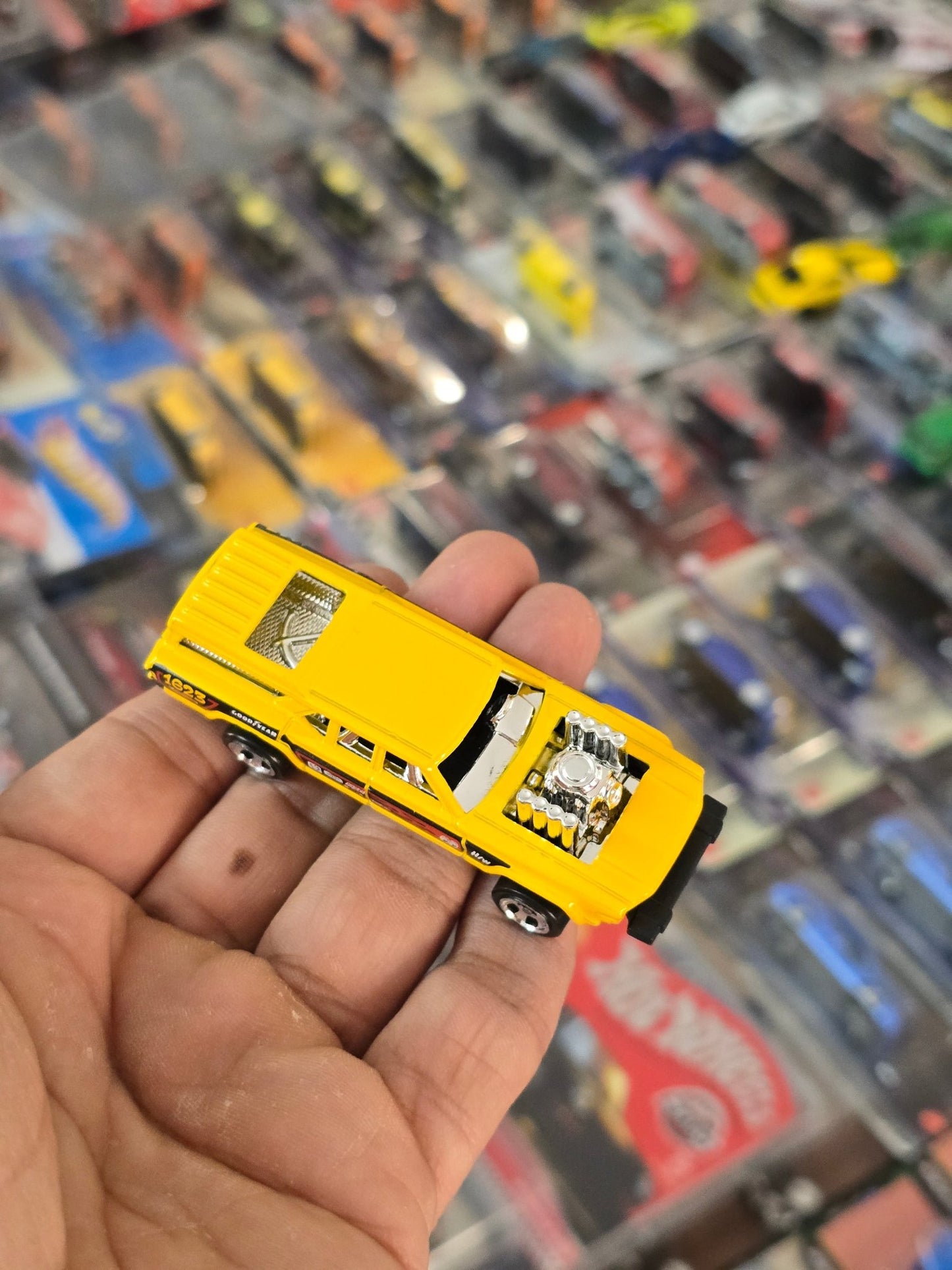 Hot Wheels Cruise Bruiser - Yellow (Uncarded) - Kinder Logs