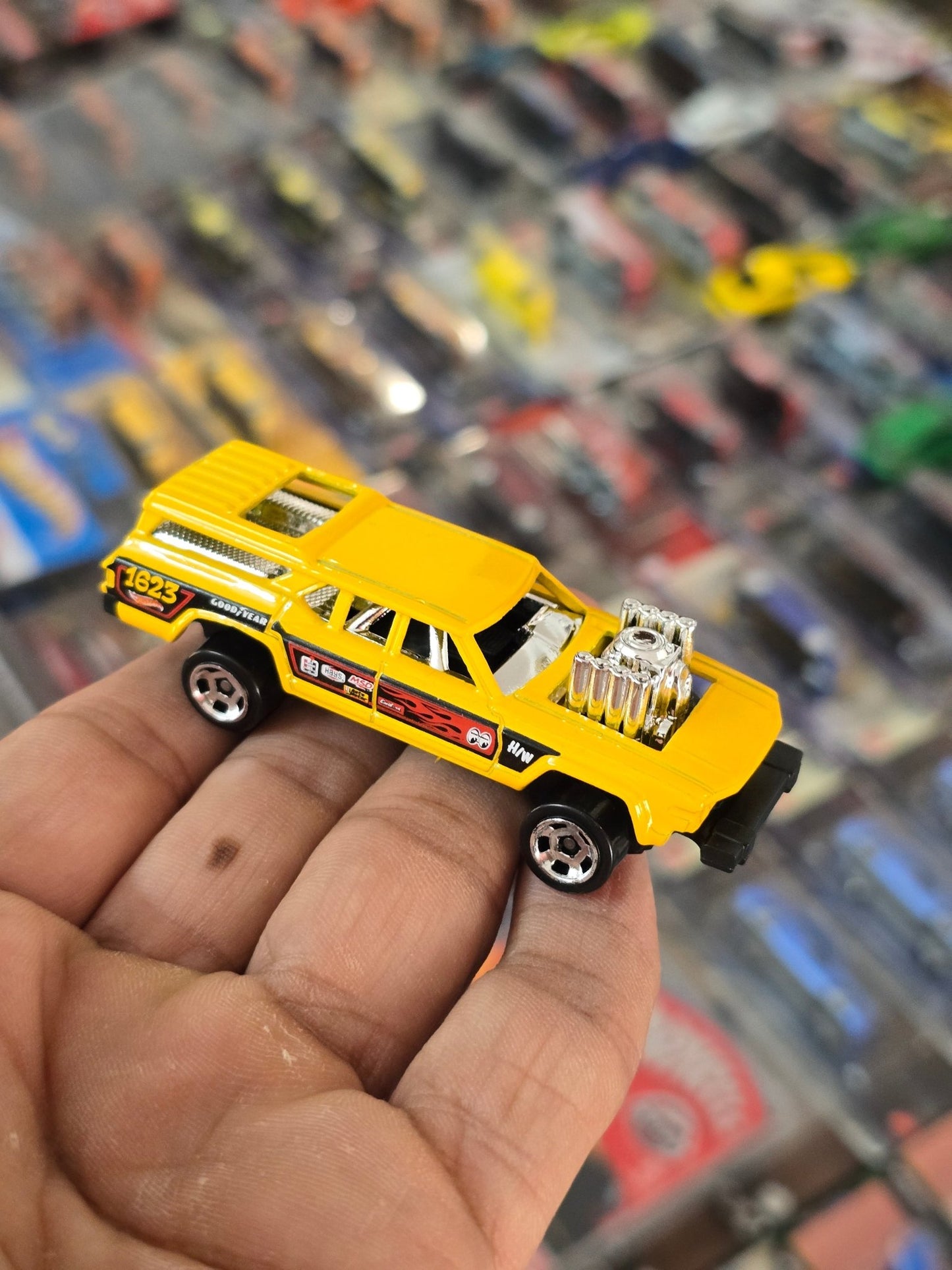 Hot Wheels Cruise Bruiser - Yellow (Uncarded) - Kinder Logs