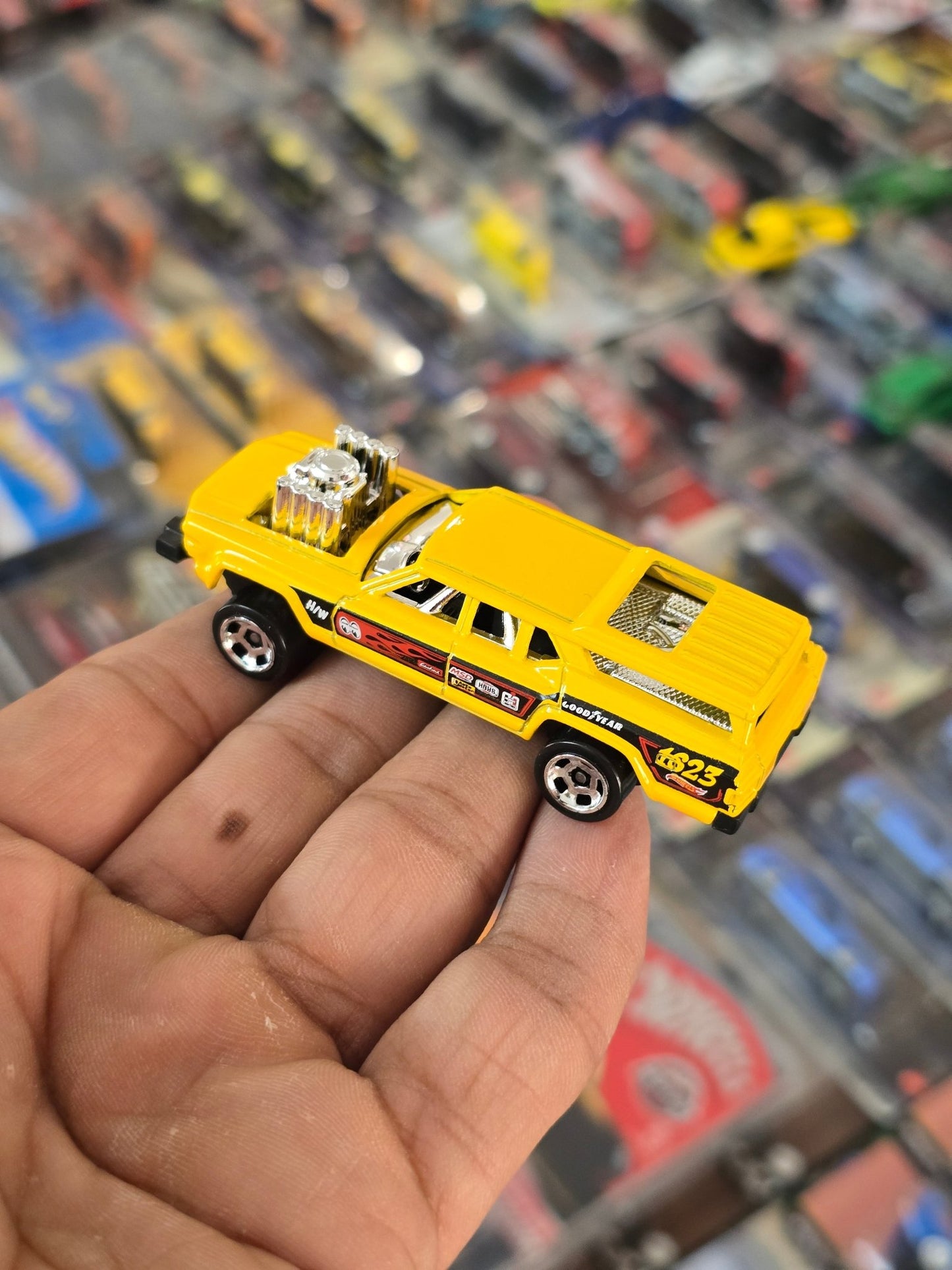 Hot Wheels Cruise Bruiser - Yellow (Uncarded) - Kinder Logs
