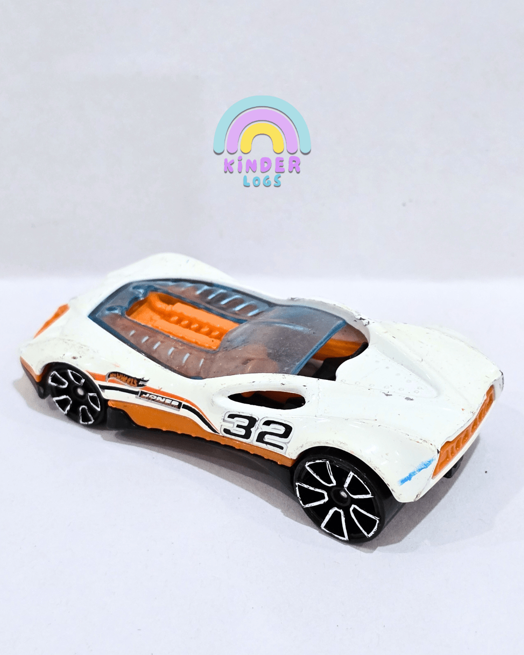 Hot Wheels Cul8r - White (Used Car) - Kinder Logs