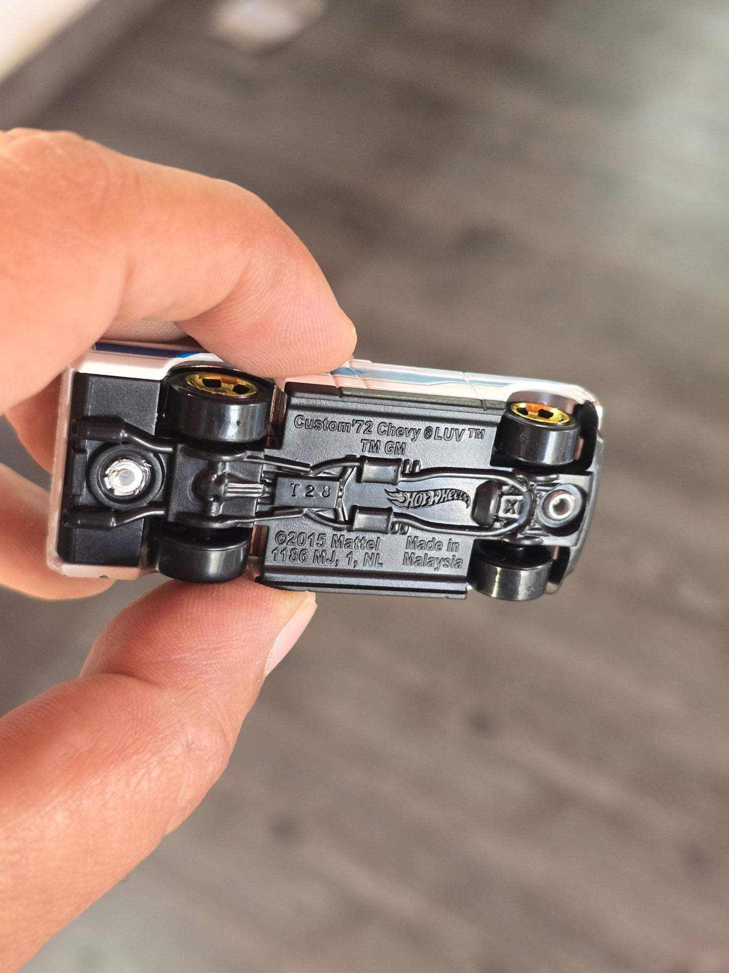 Hot Wheels Custom 1972 Chevy LUV - White (Uncarded - New) - Kinder Logs