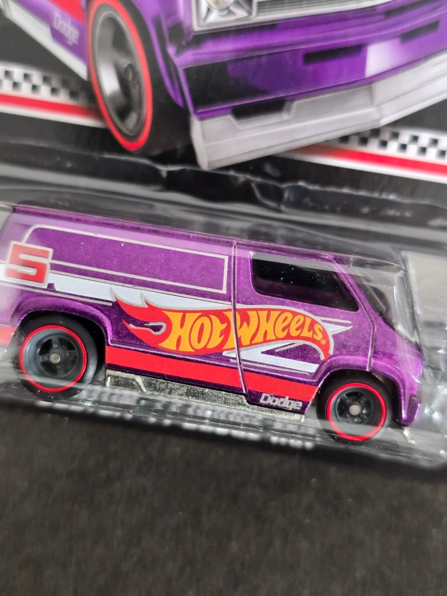 Hot Wheels Custom 1977 Dodge Van - 2020 Collector Edition - Kinder Logs