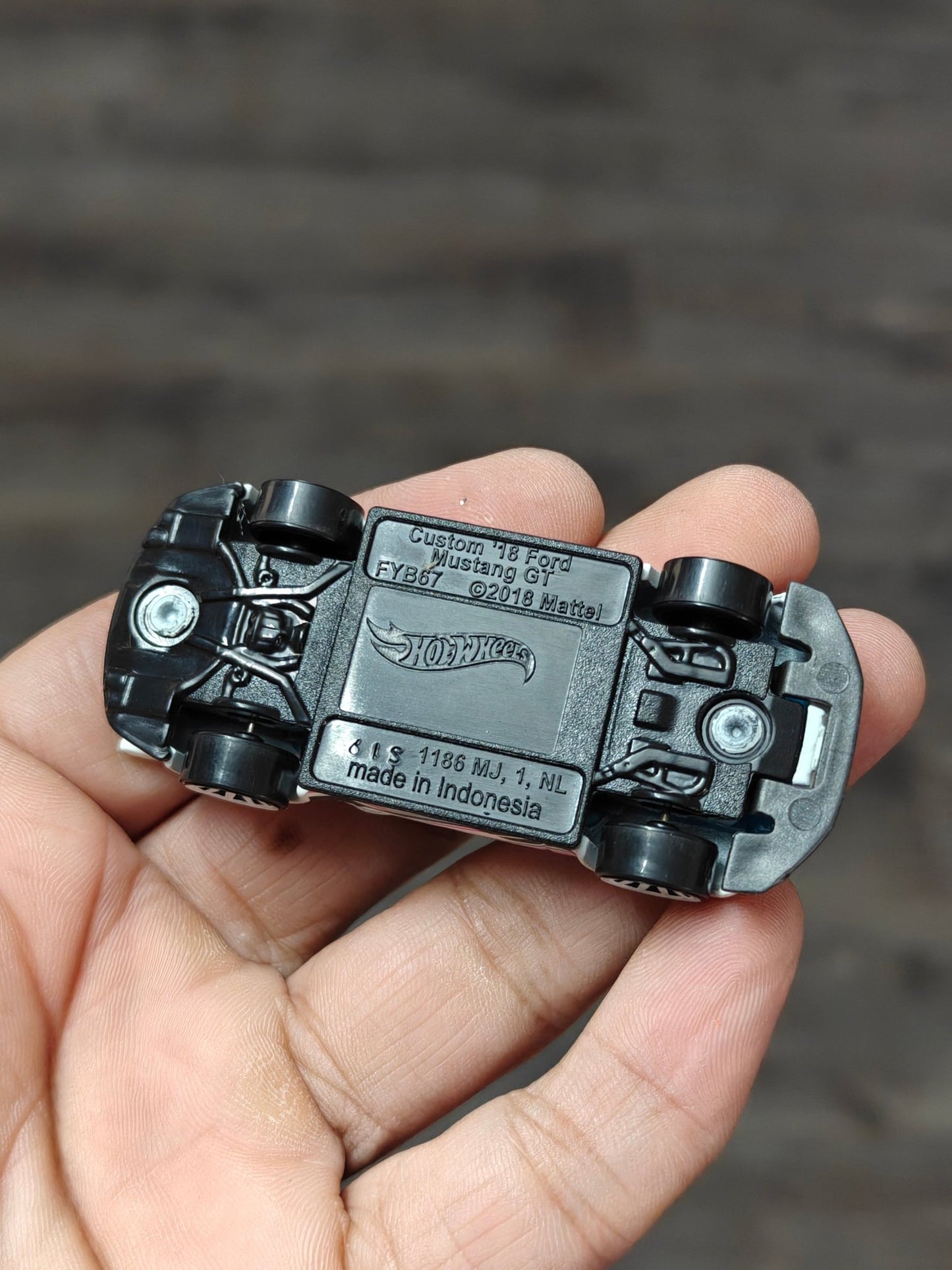 Hot Wheels Custom 2018 Ford Mustang GT - White (Pre - Owned) - Kinder Logs