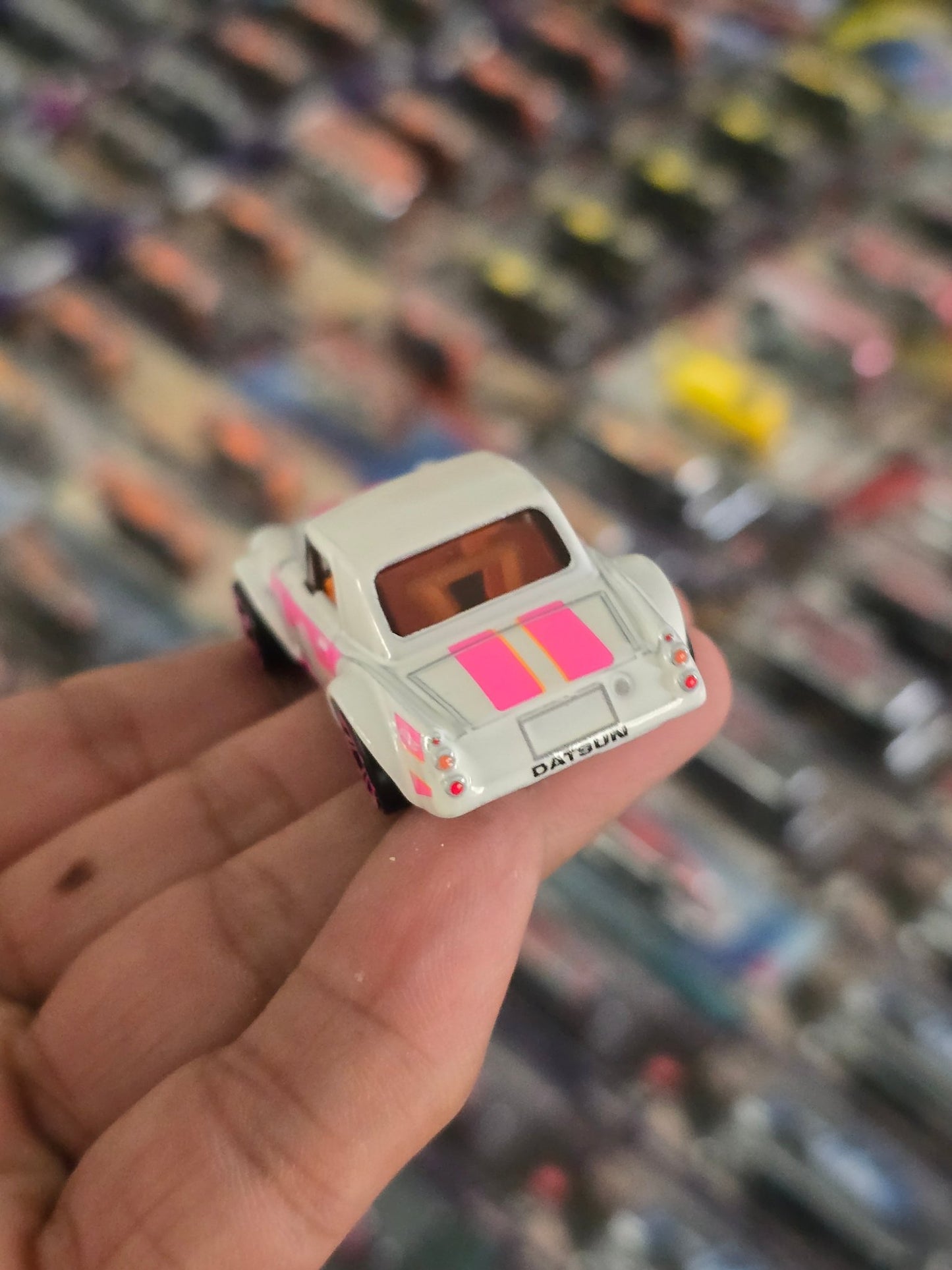 Hot Wheels Datsun Fairlady 2000 Neon Speeders - White (Uncarded) - Kinder Logs