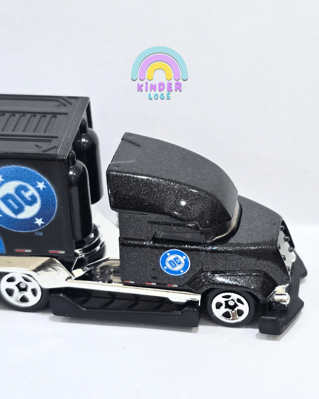 Hot Wheels DC Comics Hype Hauler (Uncarded) - Kinder Logs