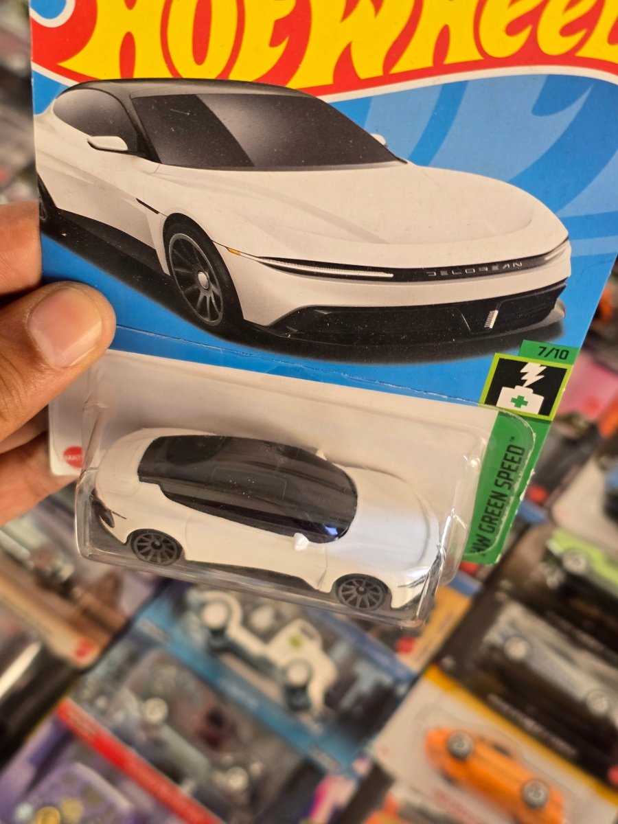 Hot Wheels Delorean Alphas (White) - Kinder Logs