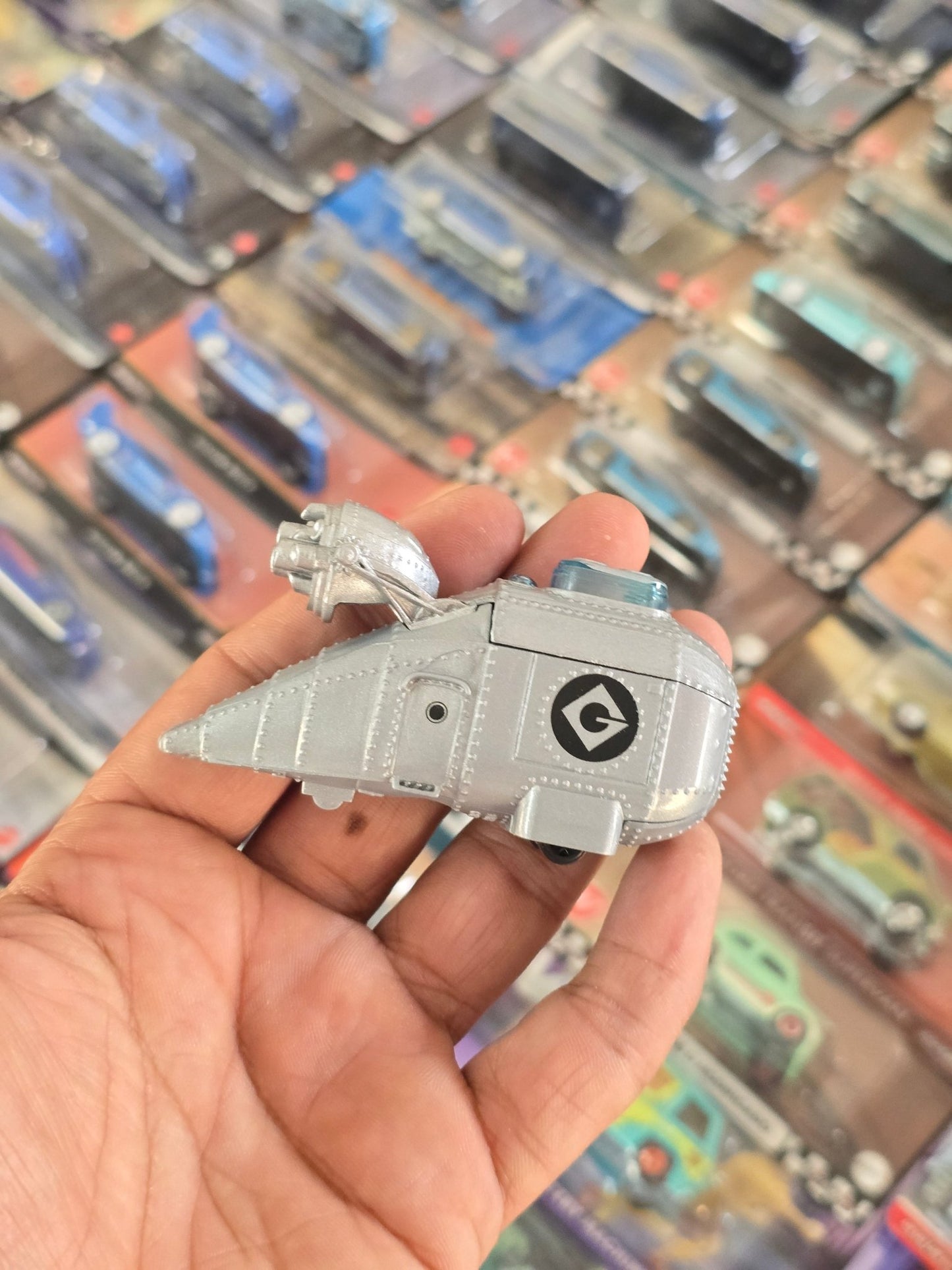 Hot Wheels Despicable Me Minions Grumobile (Uncarded) - Kinder Logs