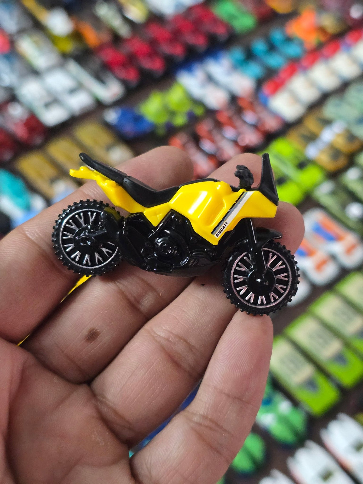 Hot Wheels Ducati Desert X - Yellow (Uncarded) - Kinder Logs