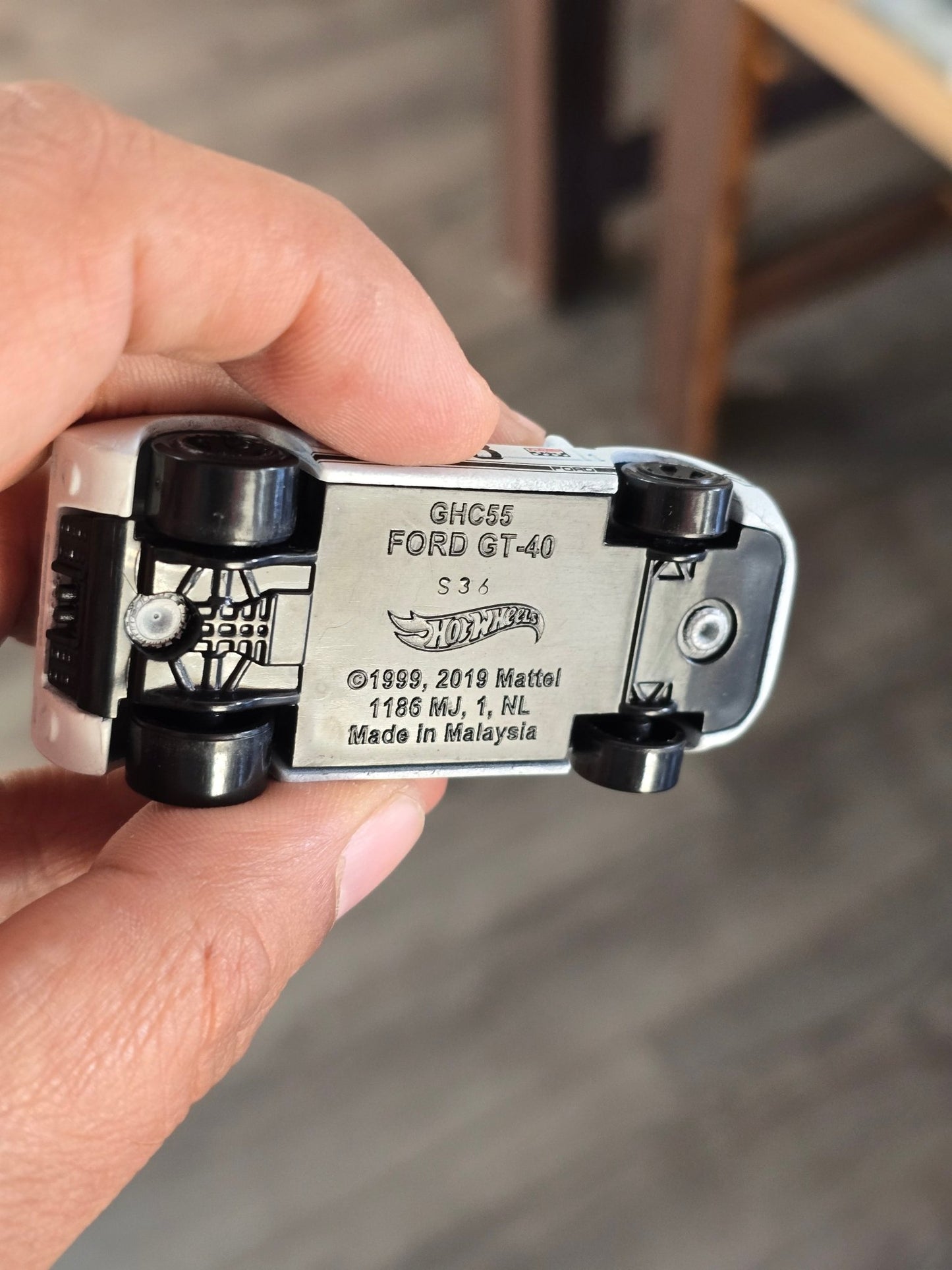 Hot Wheels Ford GT40 - Factory Fresh - White (Uncarded - New) - Kinder Logs