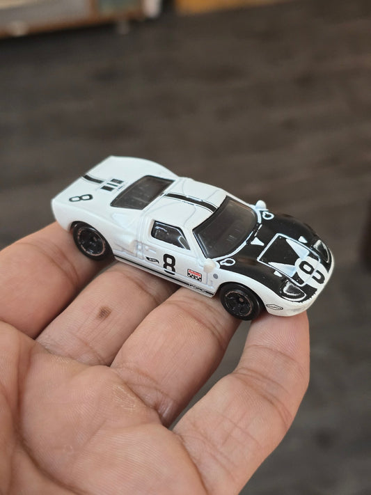 Hot Wheels Ford GT40 - Factory Fresh - White (Uncarded - New) - Kinder Logs