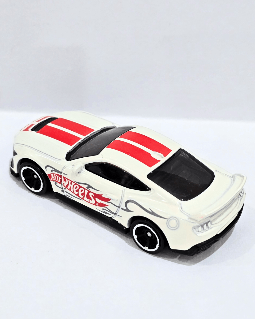 Hot Wheels Ford Mustang Dark Horse - White (Uncarded) - Kinder Logs
