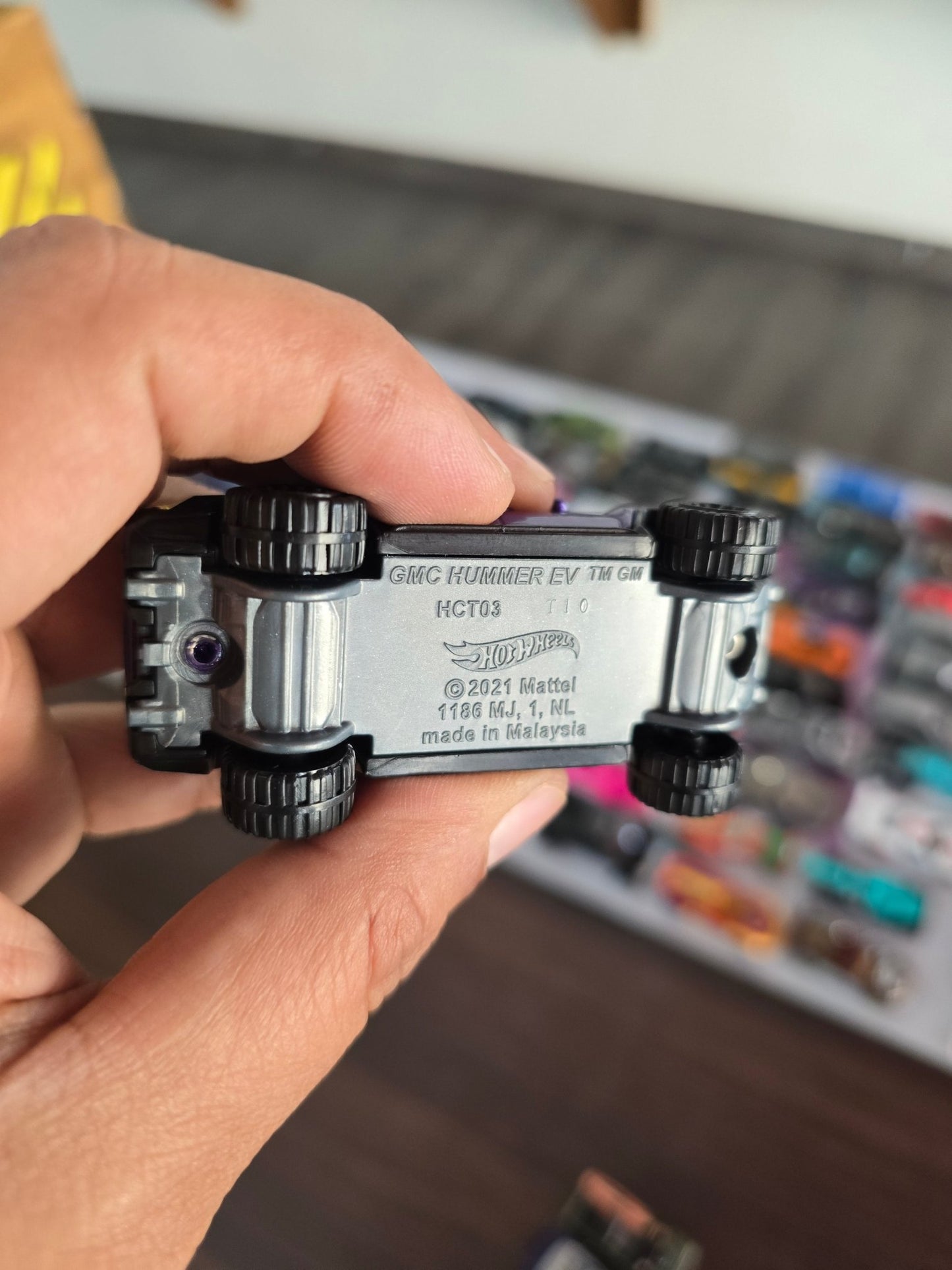 Hot Wheels GMC Hummer EV - Purple (Uncarded) - Kinder Logs