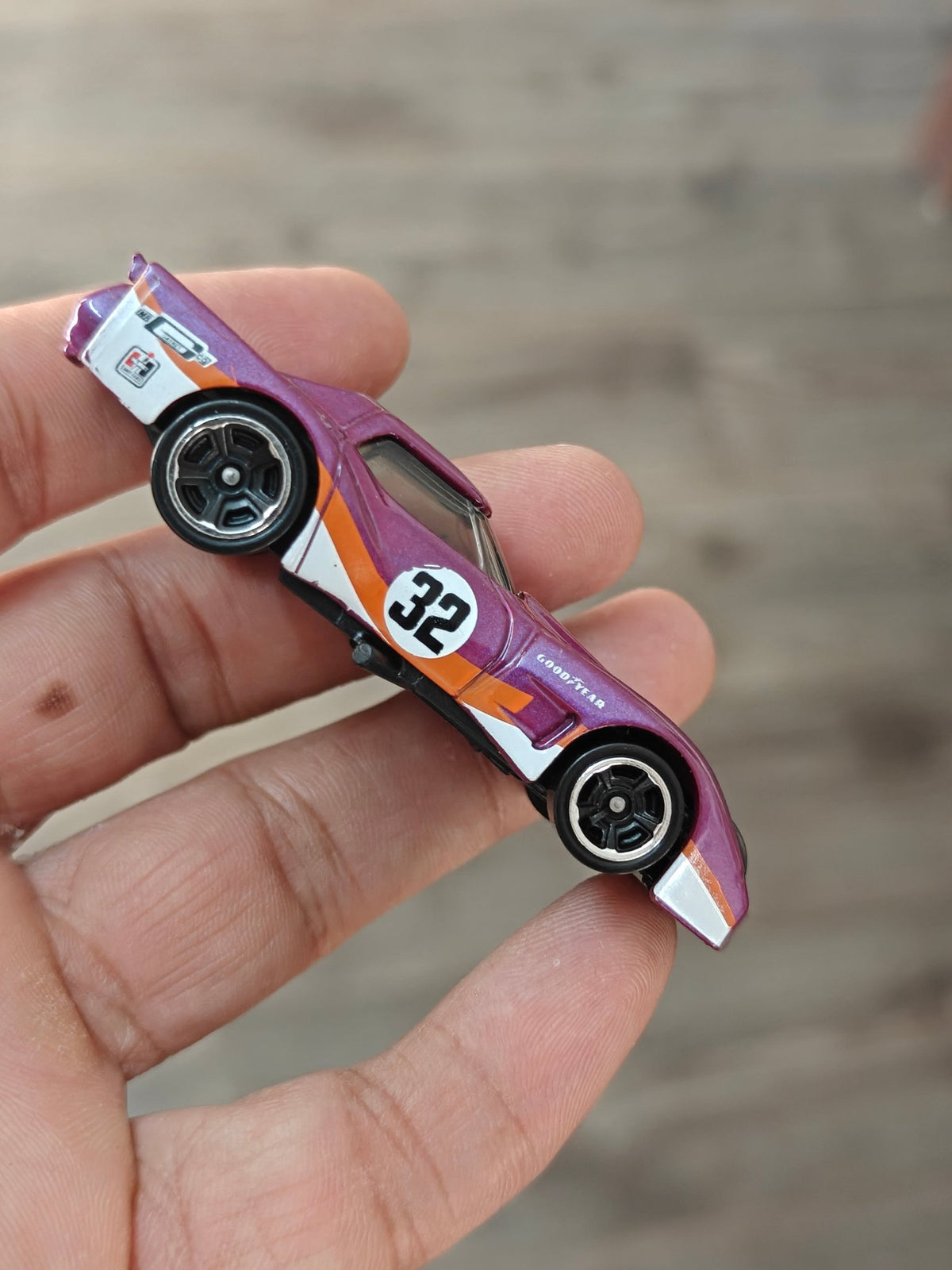 Hot Wheels Greenwood Chevrolet Corvette (Uncarded - New) - Kinder Logs