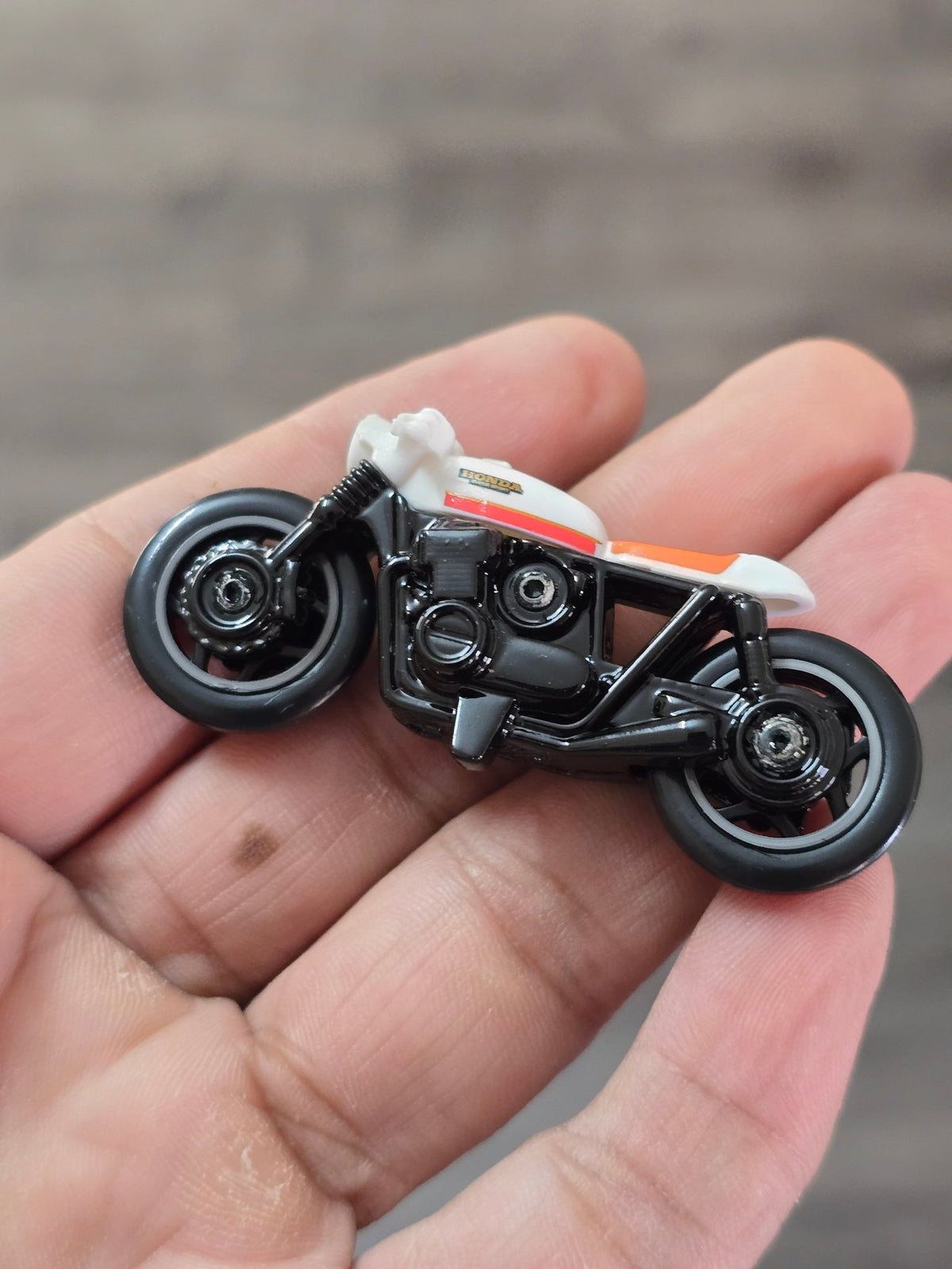 Hot Wheels Honda CB750 Cafe - White (Uncarded) - Kinder Logs