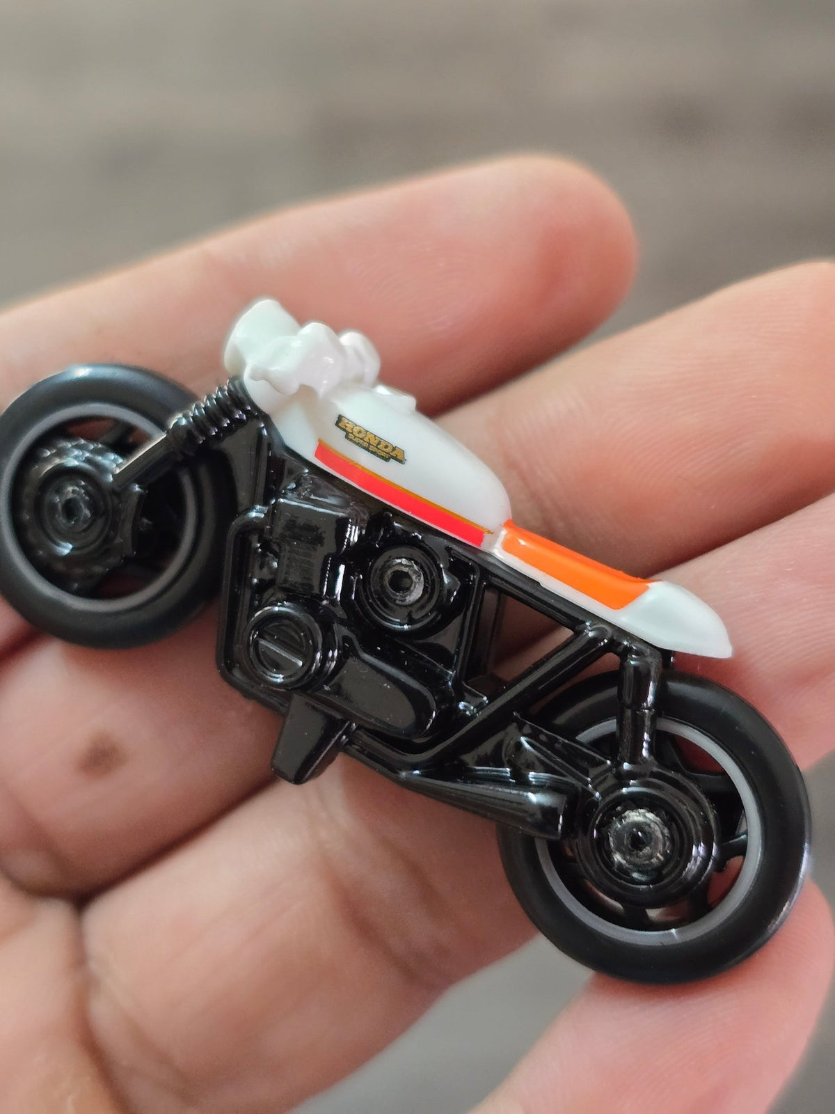 Hot Wheels Honda CB750 Cafe - White (Uncarded) - Kinder Logs