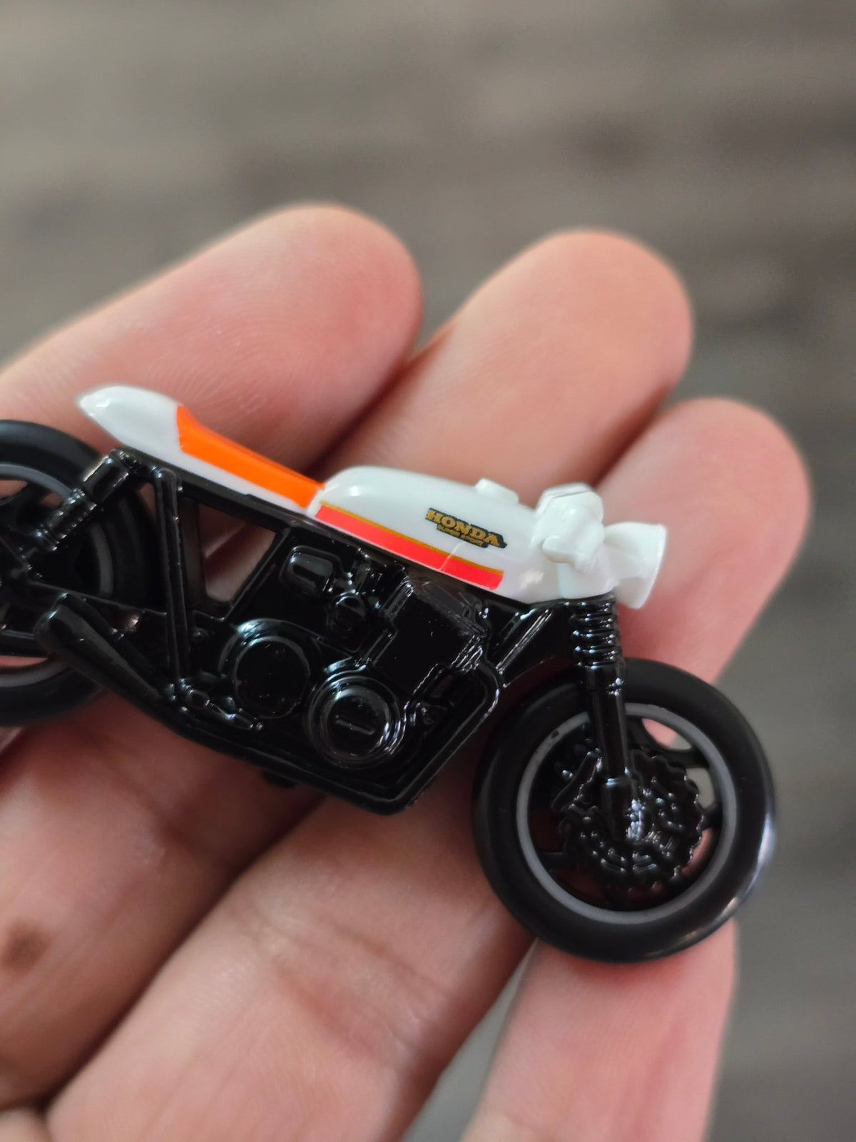 Hot Wheels Honda CB750 Cafe - White (Uncarded) - Kinder Logs