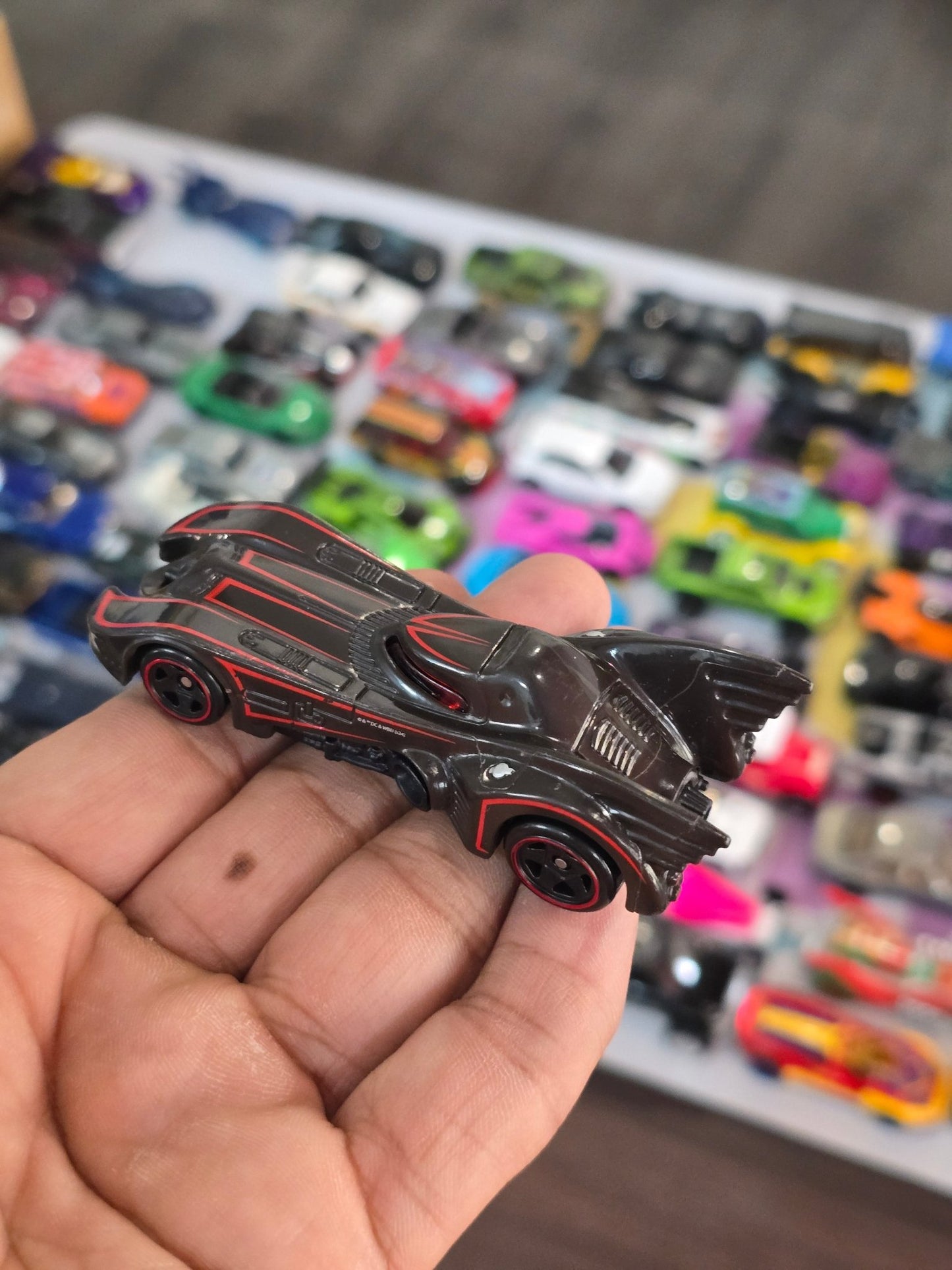 Hot Wheels HRW26 Batman Batmobile (Uncarded) - Kinder Logs