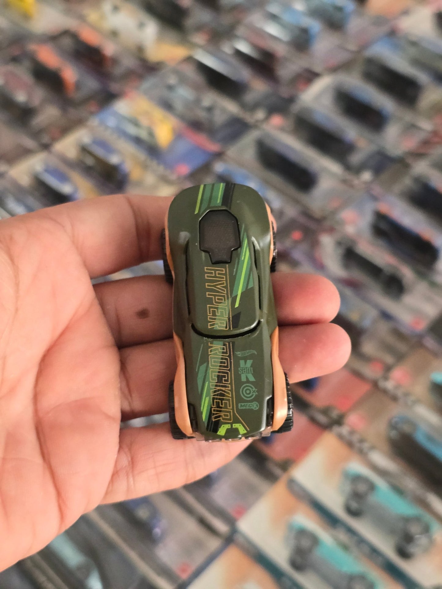 Hot Wheels Hyper Rocker Concept SUV (Uncarded) - Kinder Logs