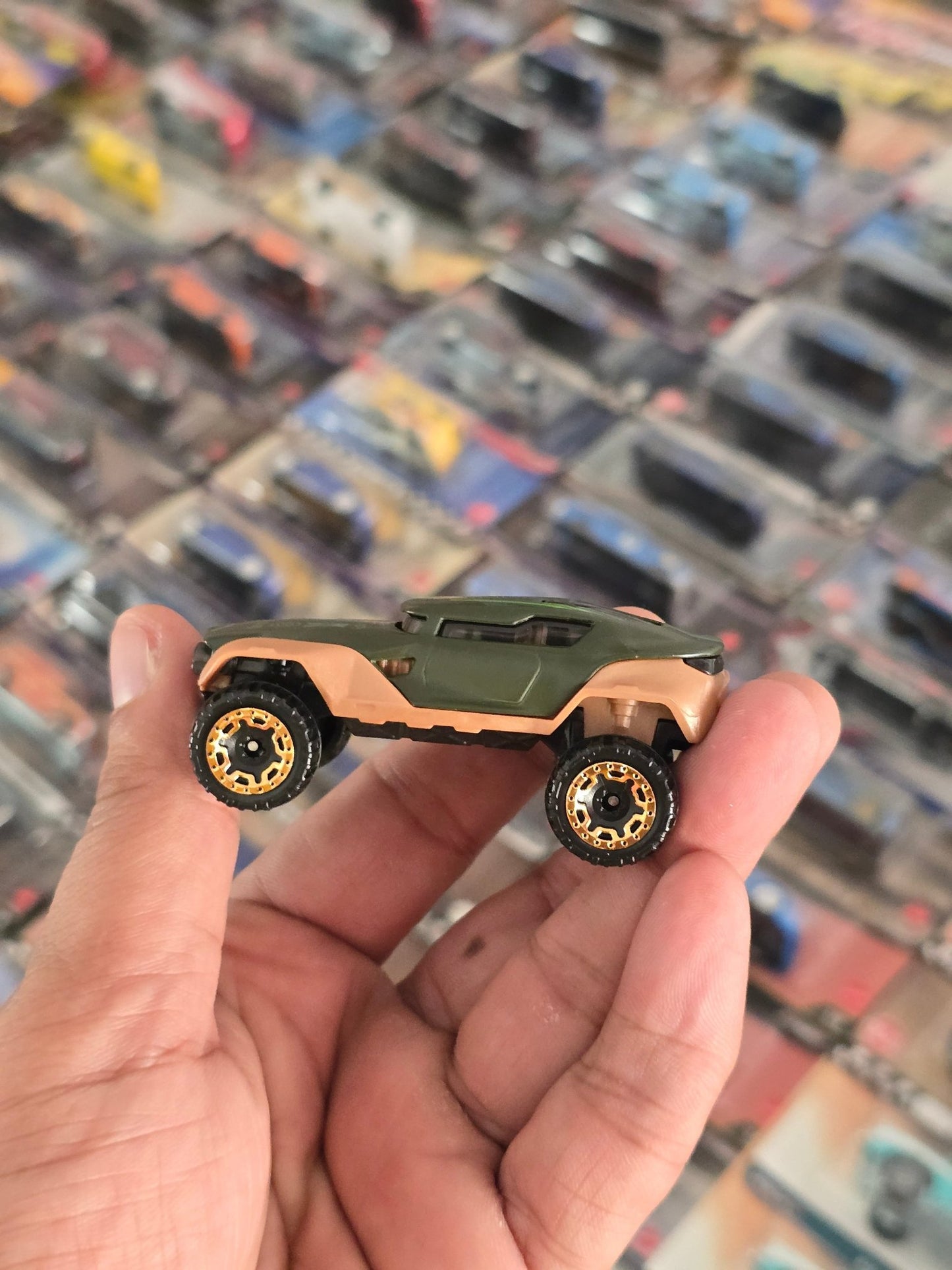 Hot Wheels Hyper Rocker Concept SUV (Uncarded) - Kinder Logs