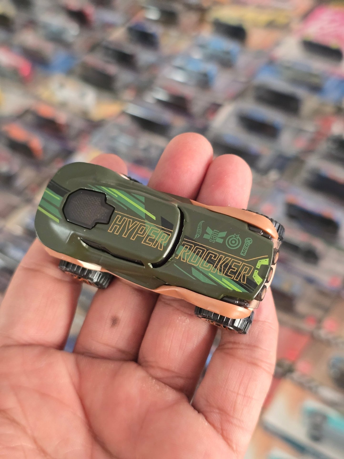 Hot Wheels Hyper Rocker Concept SUV (Uncarded) - Kinder Logs
