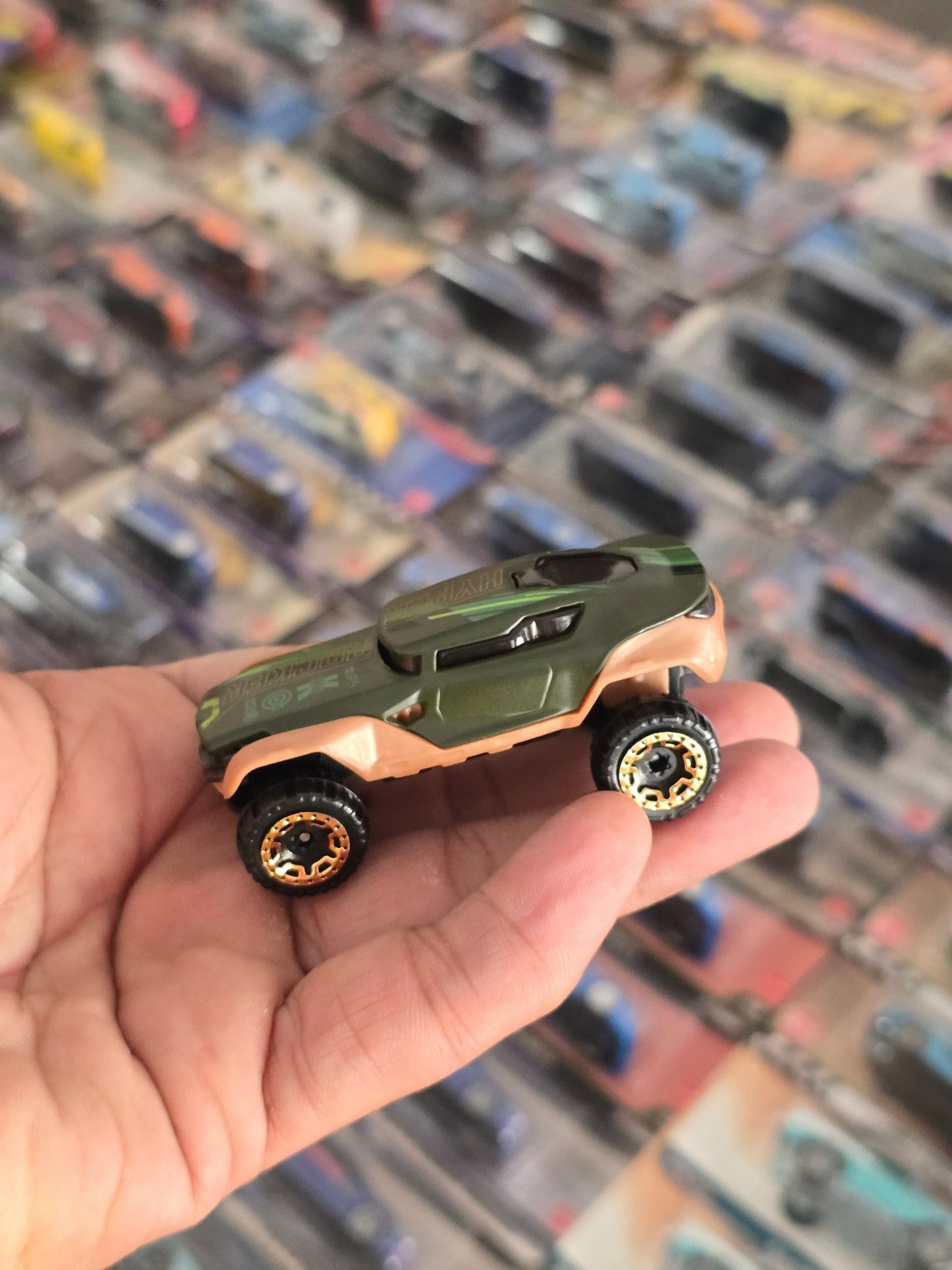 Hot Wheels Hyper Rocker Concept SUV (Uncarded) - Kinder Logs