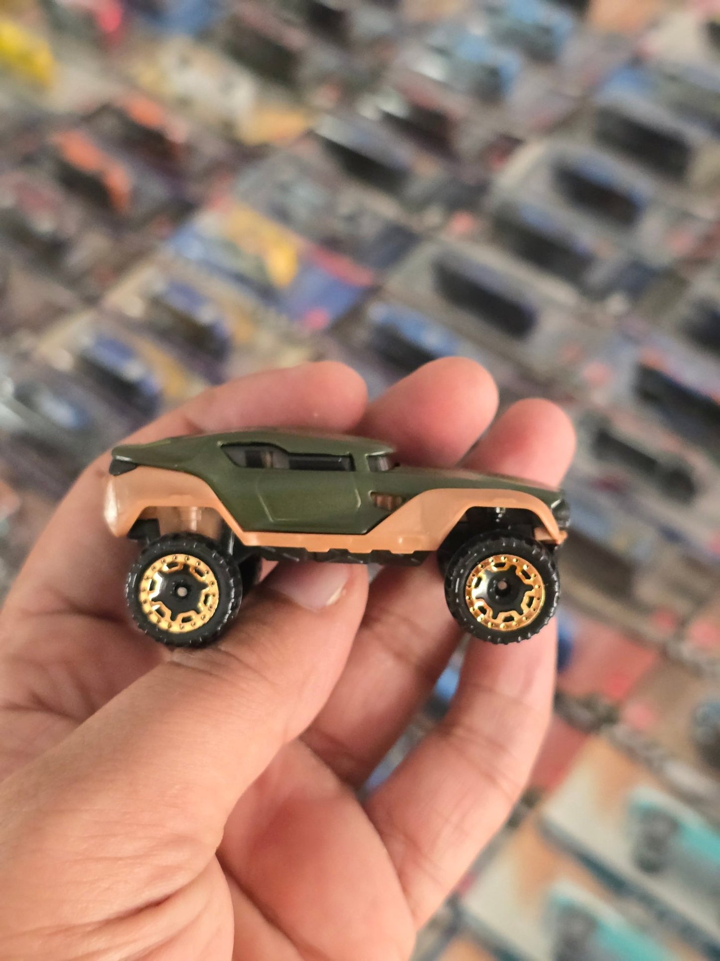 Hot Wheels Hyper Rocker Concept SUV (Uncarded) - Kinder Logs