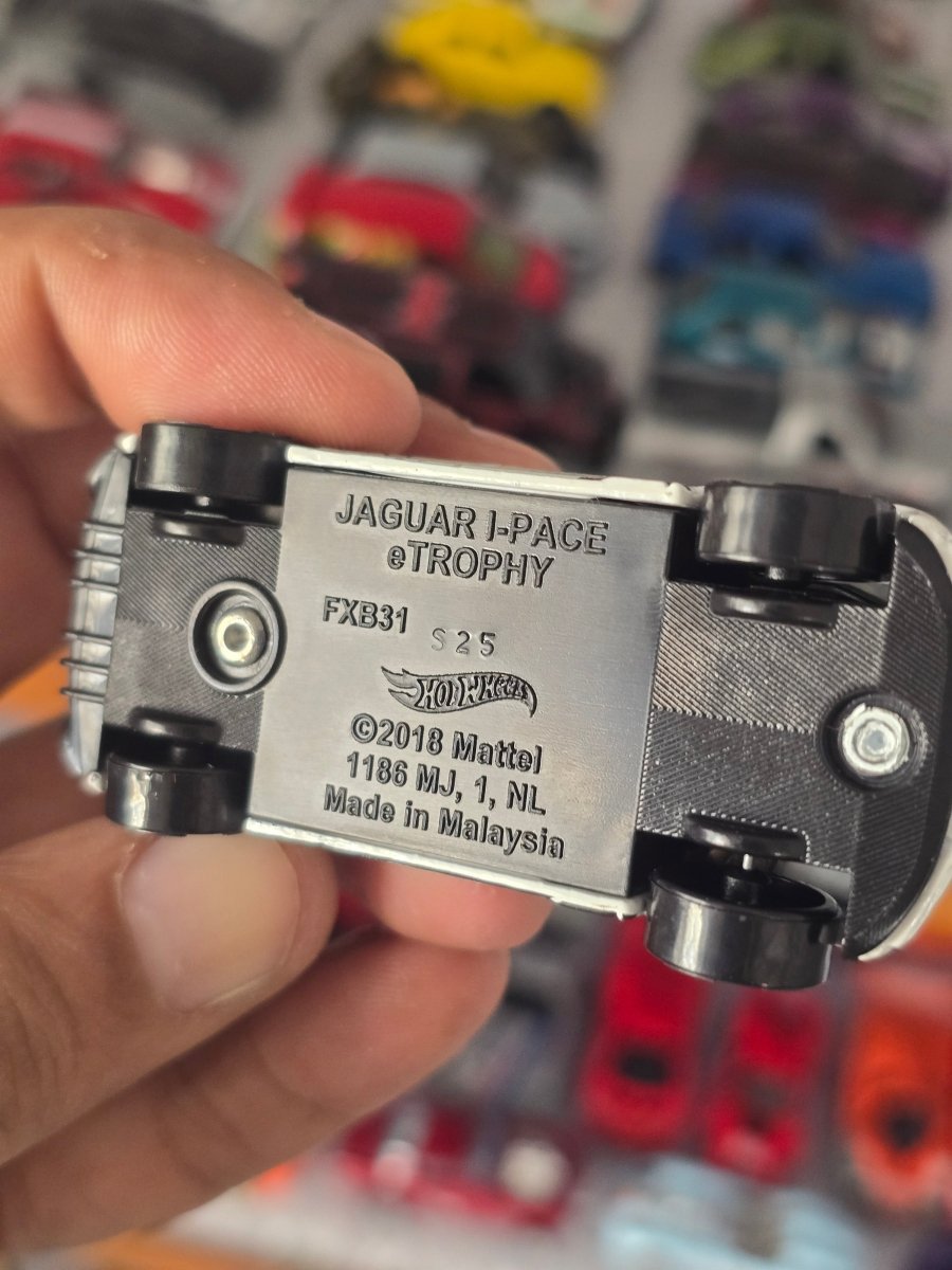Hot Wheels Jaguar i - Pace eTrophy (Uncarded) - Kinder Logs